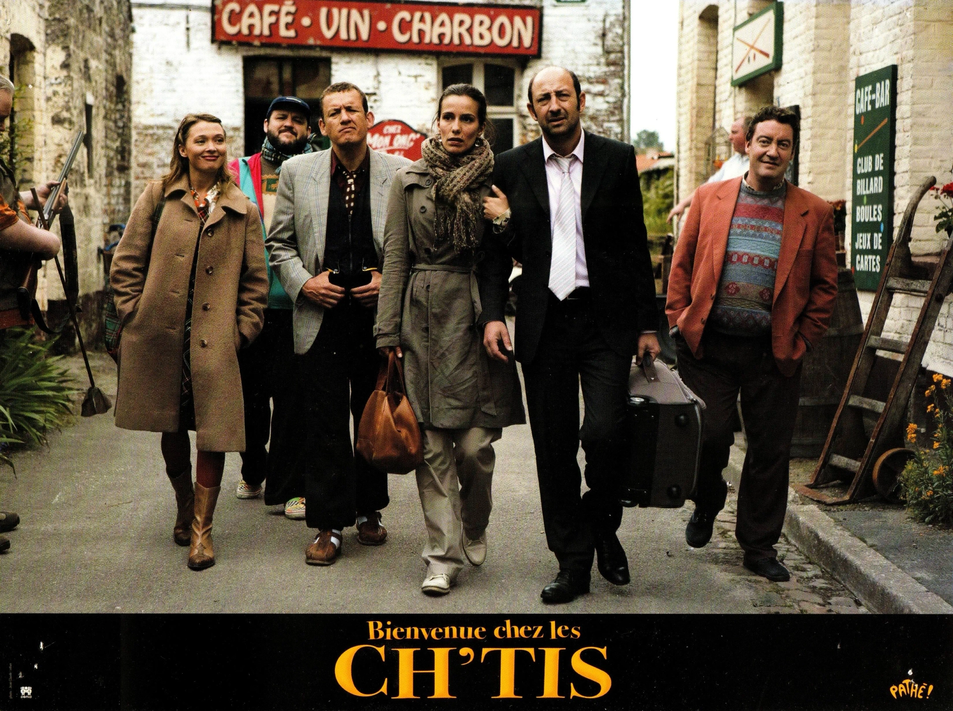 Dany Boon, Philippe Duquesne, Zoé Félix, Anne Marivin, Kad Merad, and Lorenzo Ausilia-Foret in Welcome to the Sticks (2008)