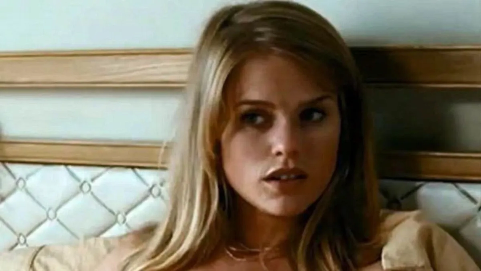Alice Eve in Crossing Over (2009)