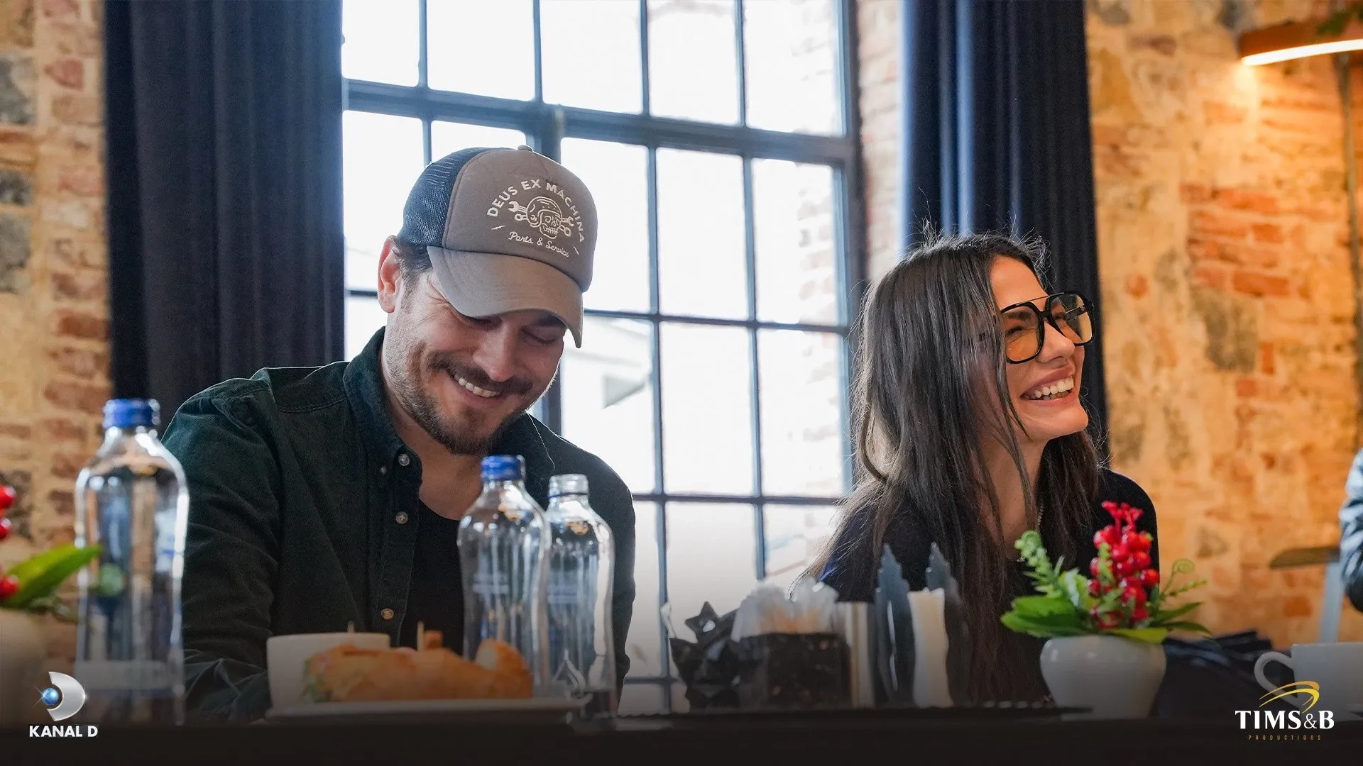 Çagatay Ulusoy and Demet Özdemir in Esref Rüya (2025)