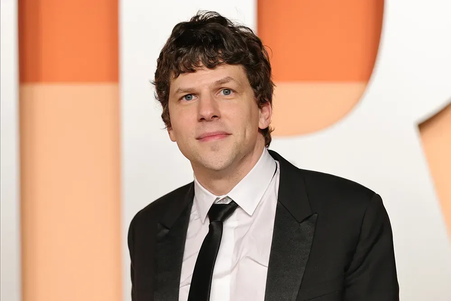 جسی آیزنبرگ پس از موفقیت در اسکار شهروند لهستان شد