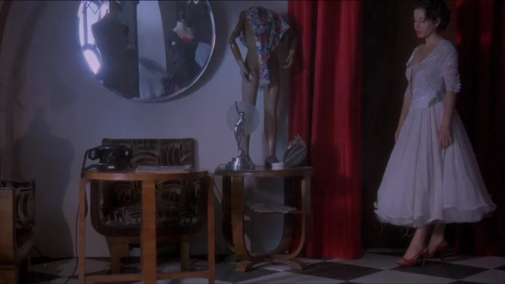 Anna Ammirati in Frivolous Lola (1998)
