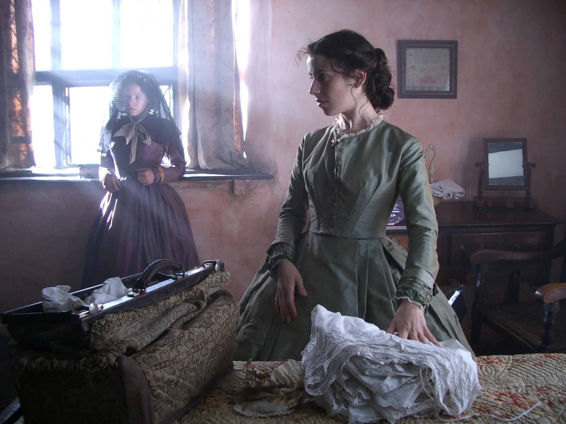 Elaine Cassidy and Sally Hawkins in Fingersmith (2005)