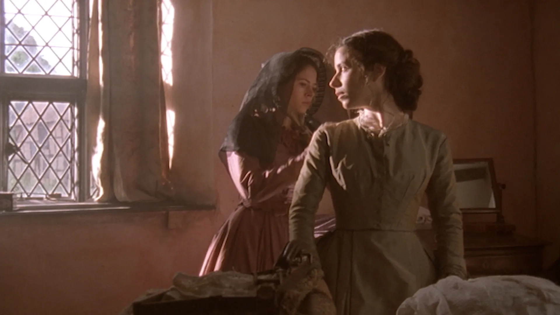 Elaine Cassidy and Sally Hawkins in Fingersmith (2005)
