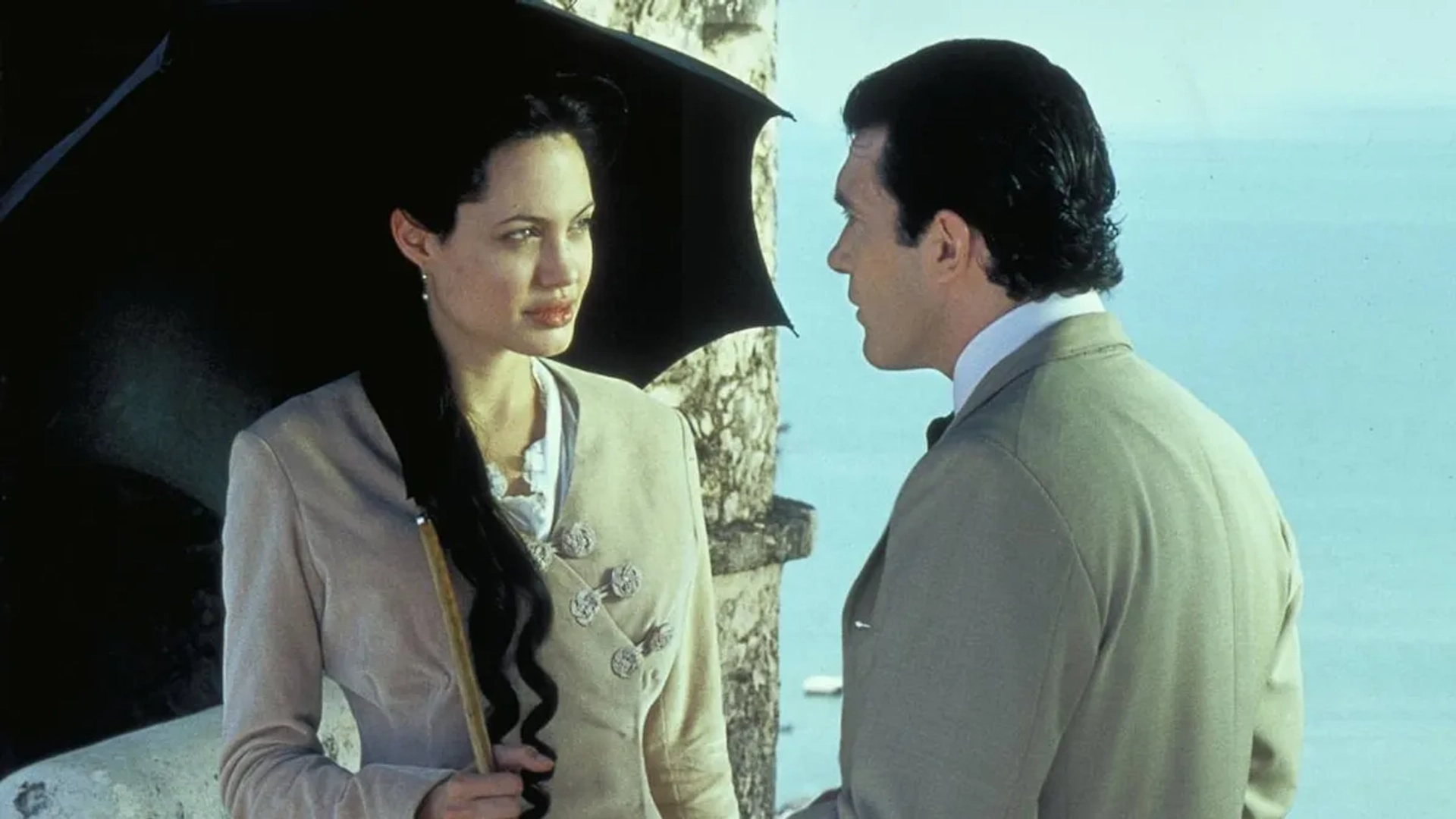 Antonio Banderas and Angelina Jolie in Original Sin (2001)