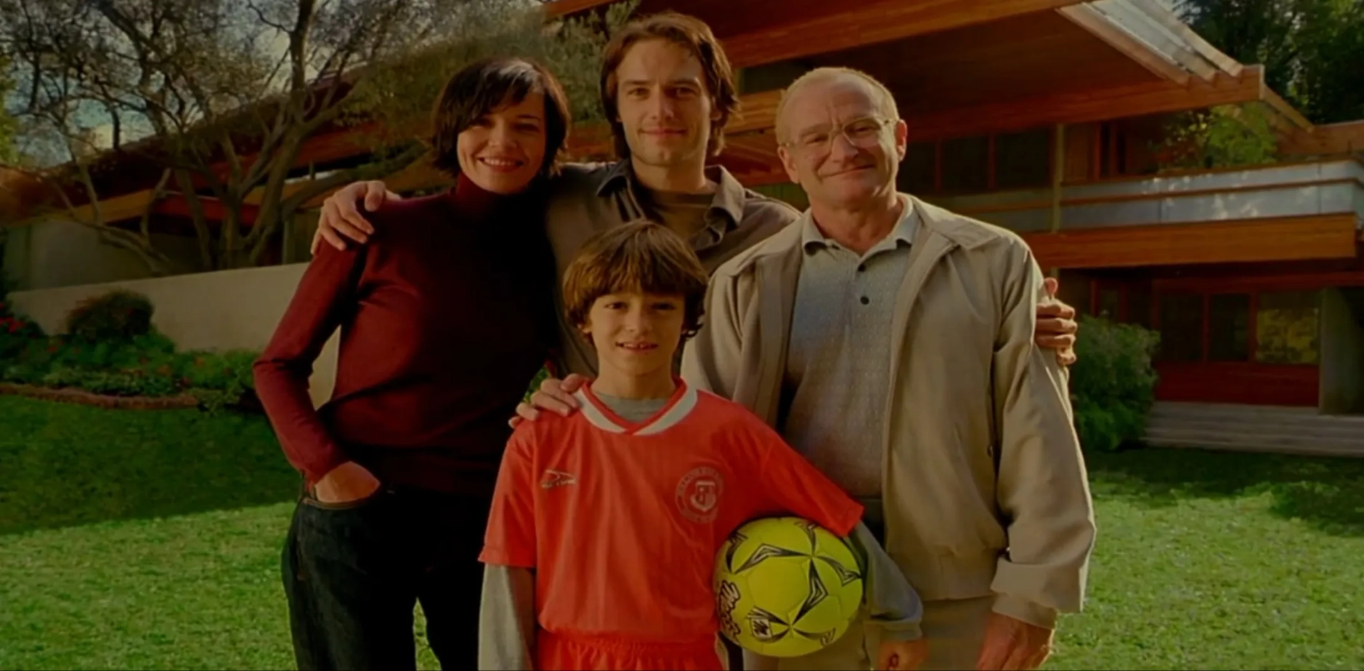 Robin Williams, Connie Nielsen, Dylan Smith, and Michael Vartan in One Hour Photo (2002)