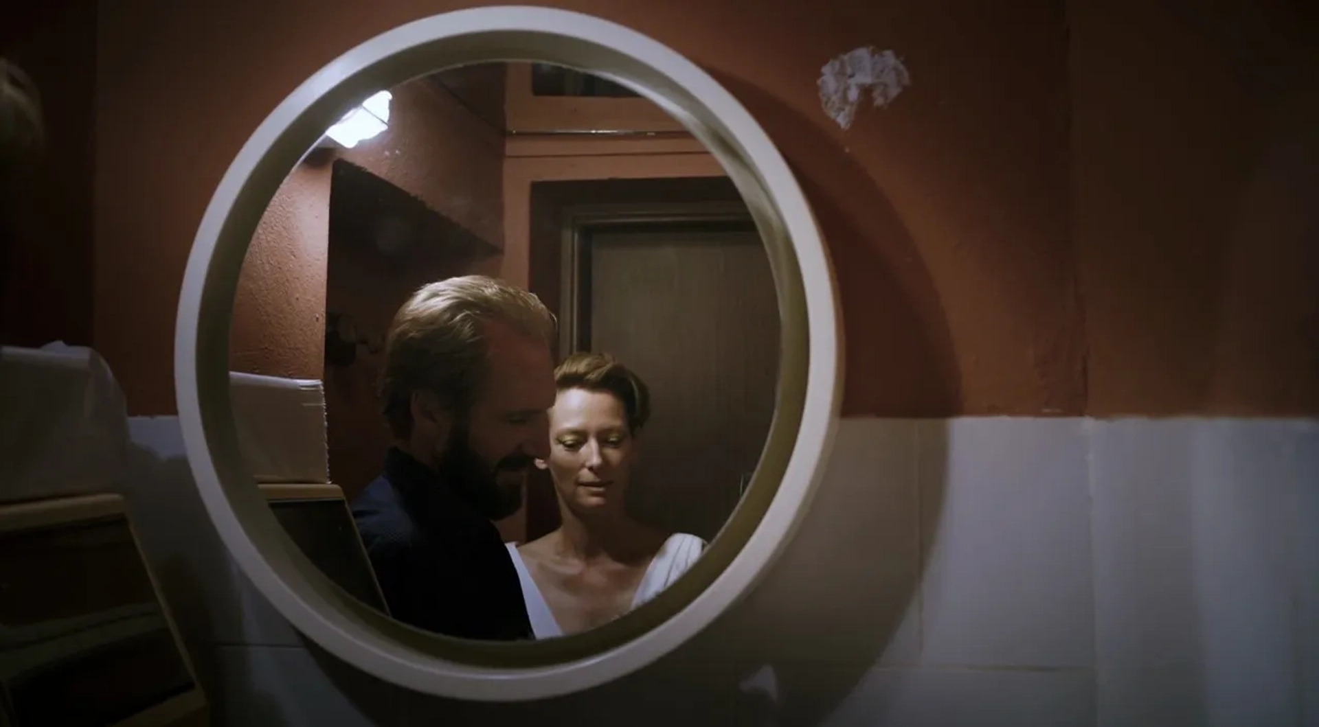 Ralph Fiennes and Tilda Swinton in A Bigger Splash (2015)