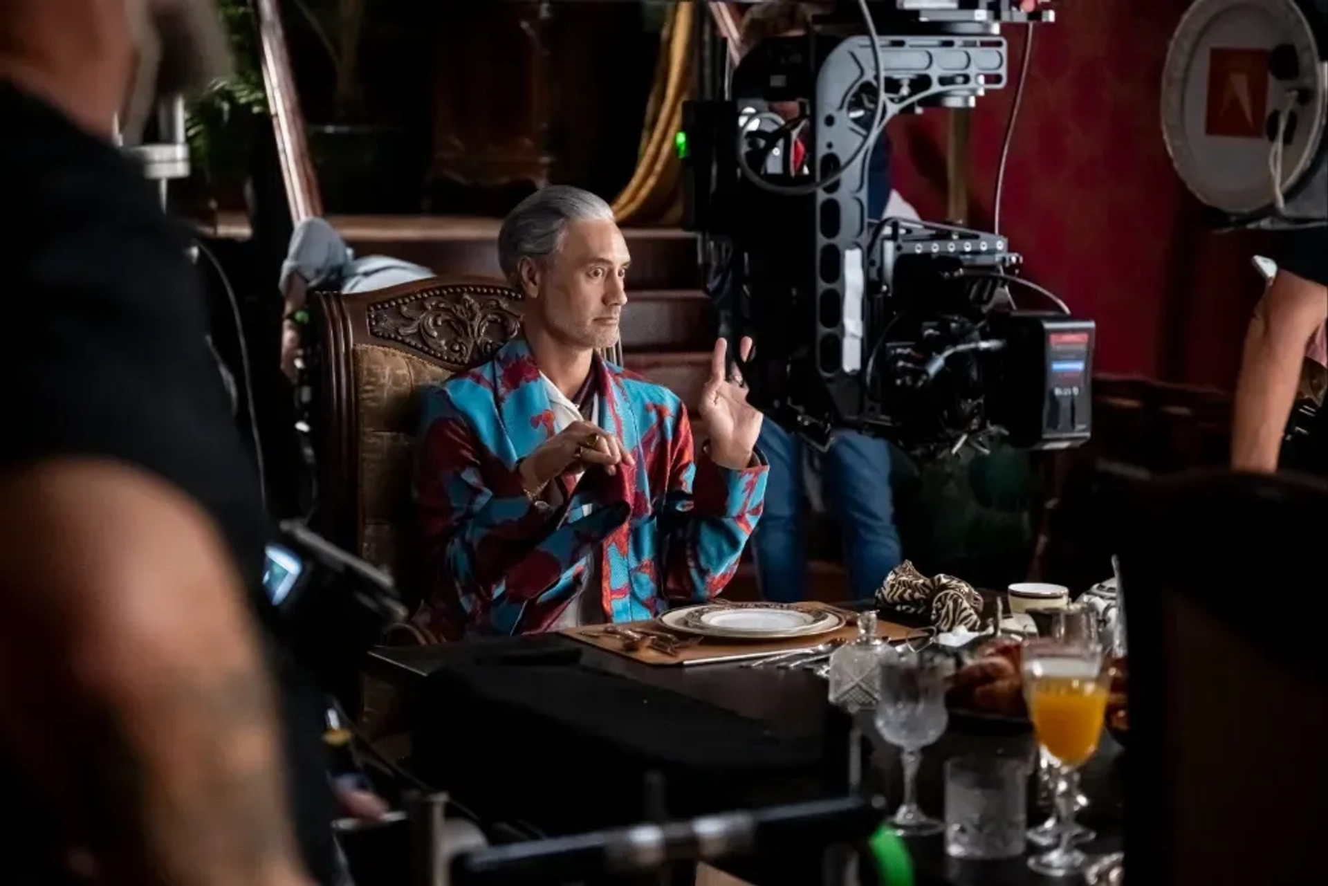 تایکا وایتیتی، میا واشیکوفسکا و پنلوپه ویلتون در Fing