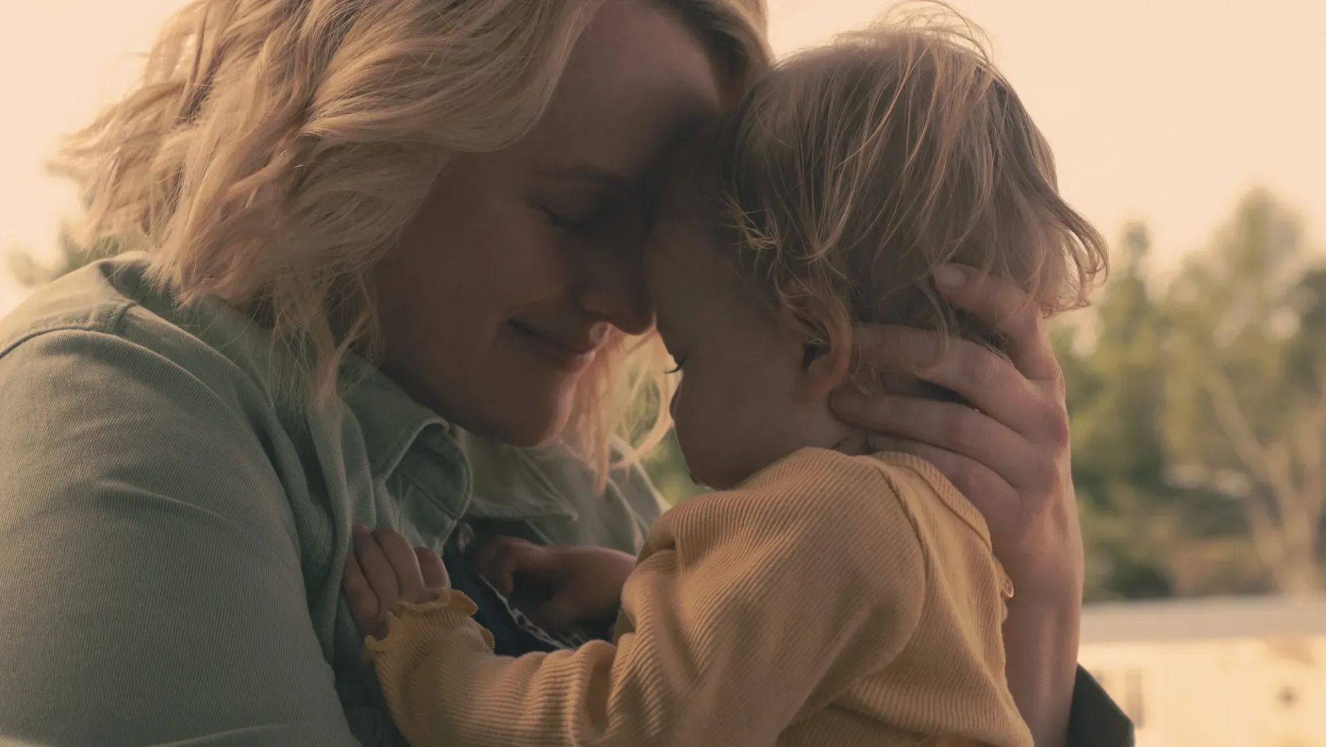 الیزابت ماس و سرگذشت ندیمه پس از مادر شدن می‌گوید