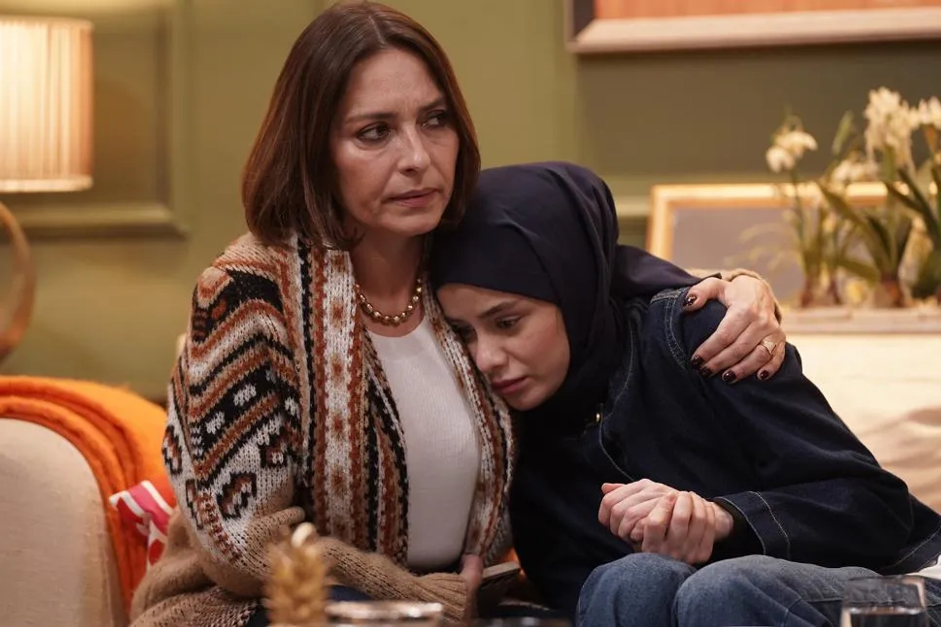 Ayça Bingöl and Ilayda Alisan in Piyasa (2025)