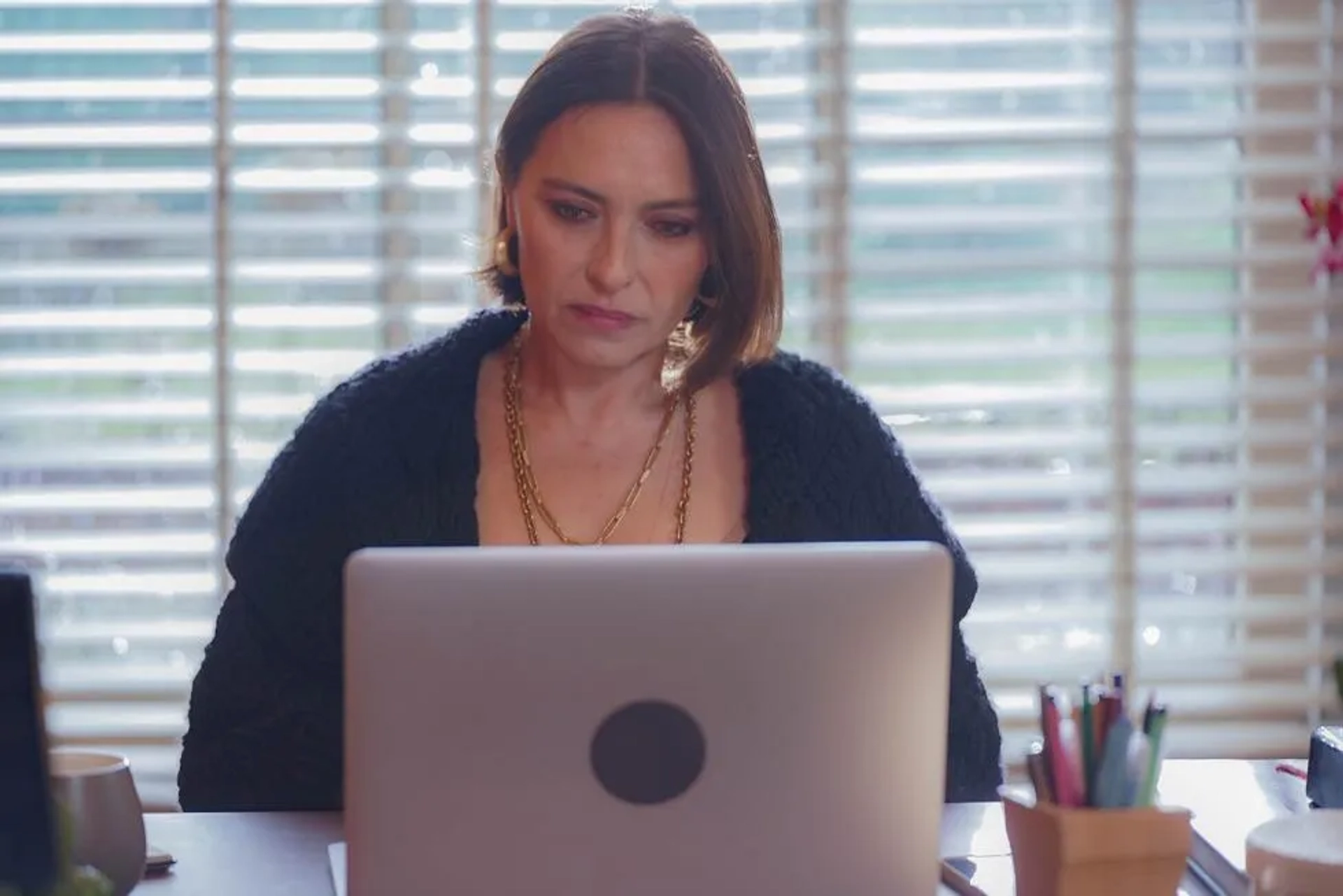 Ayça Bingöl in Piyasa (2025)