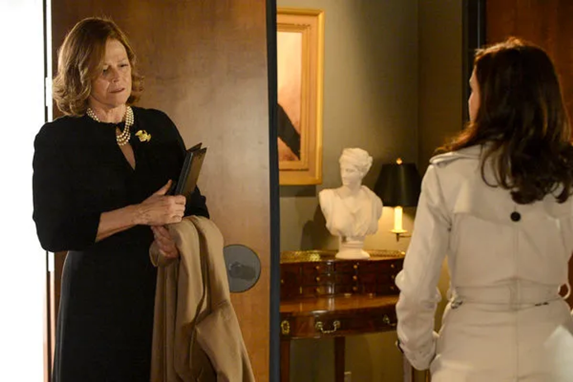 Sigourney Weaver and Carla Gugino in Political Animals (2012)