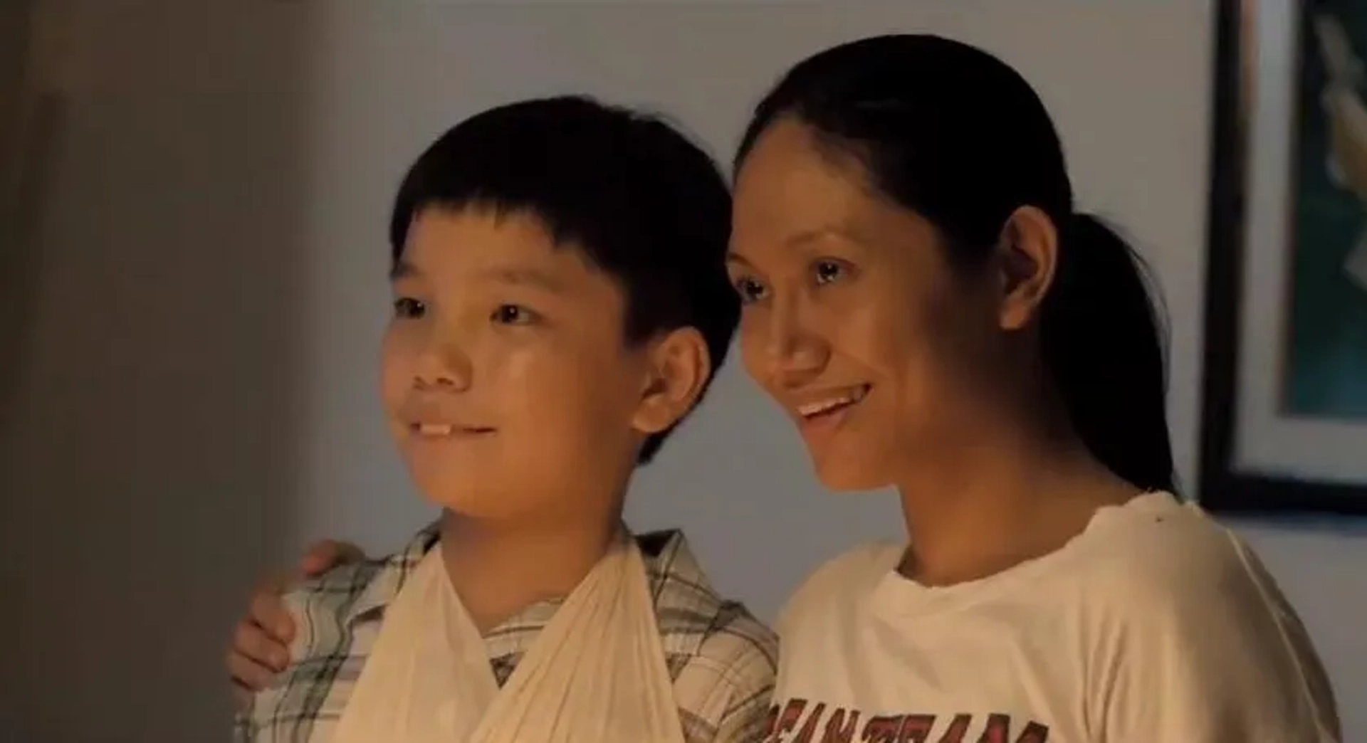 Angeli Bayani and Jia Ler Koh in Ilo Ilo (2013)