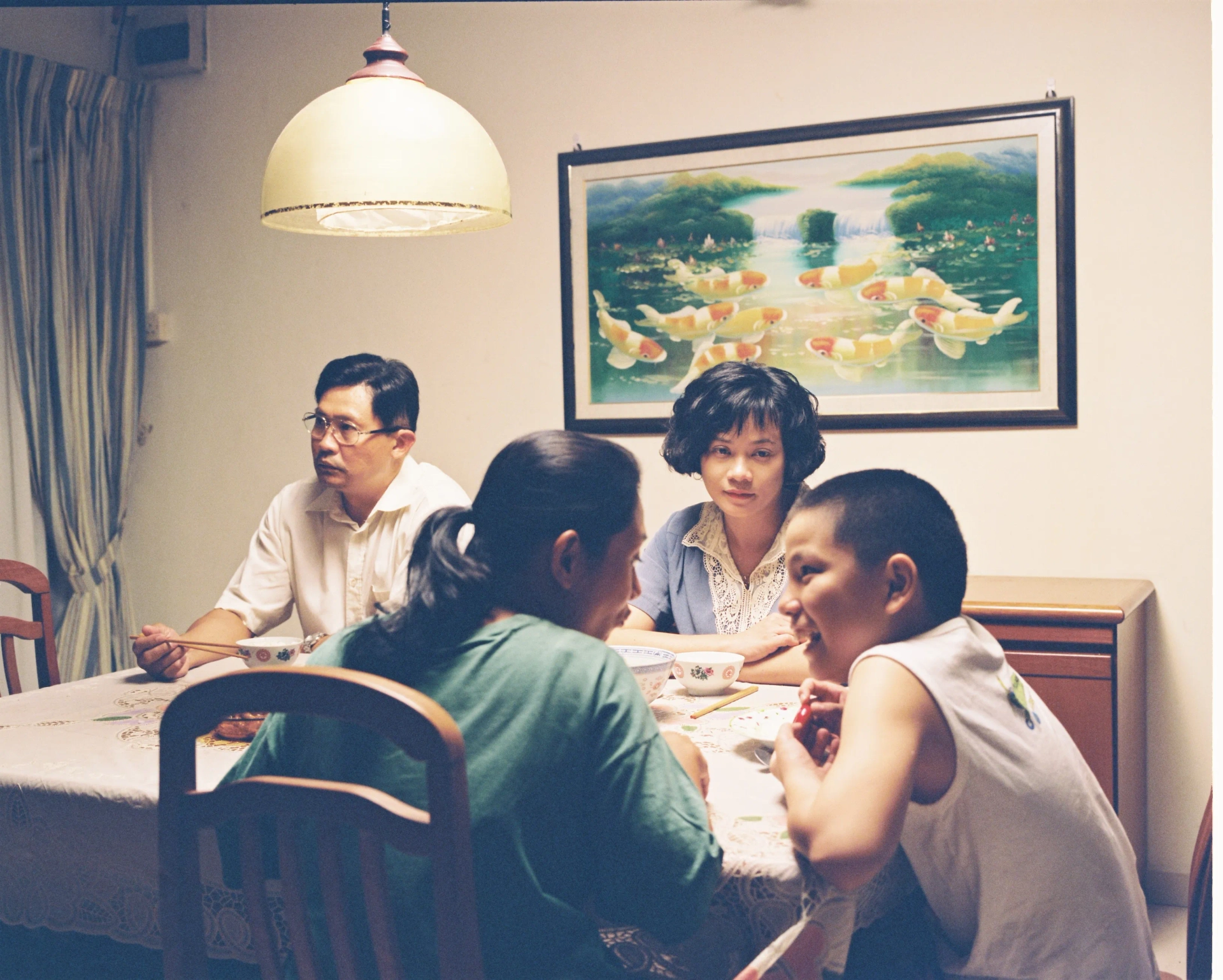 Tian Wen Chen, Yann Yann Yeo, Angeli Bayani, and Jia Ler Koh in Ilo Ilo (2013)