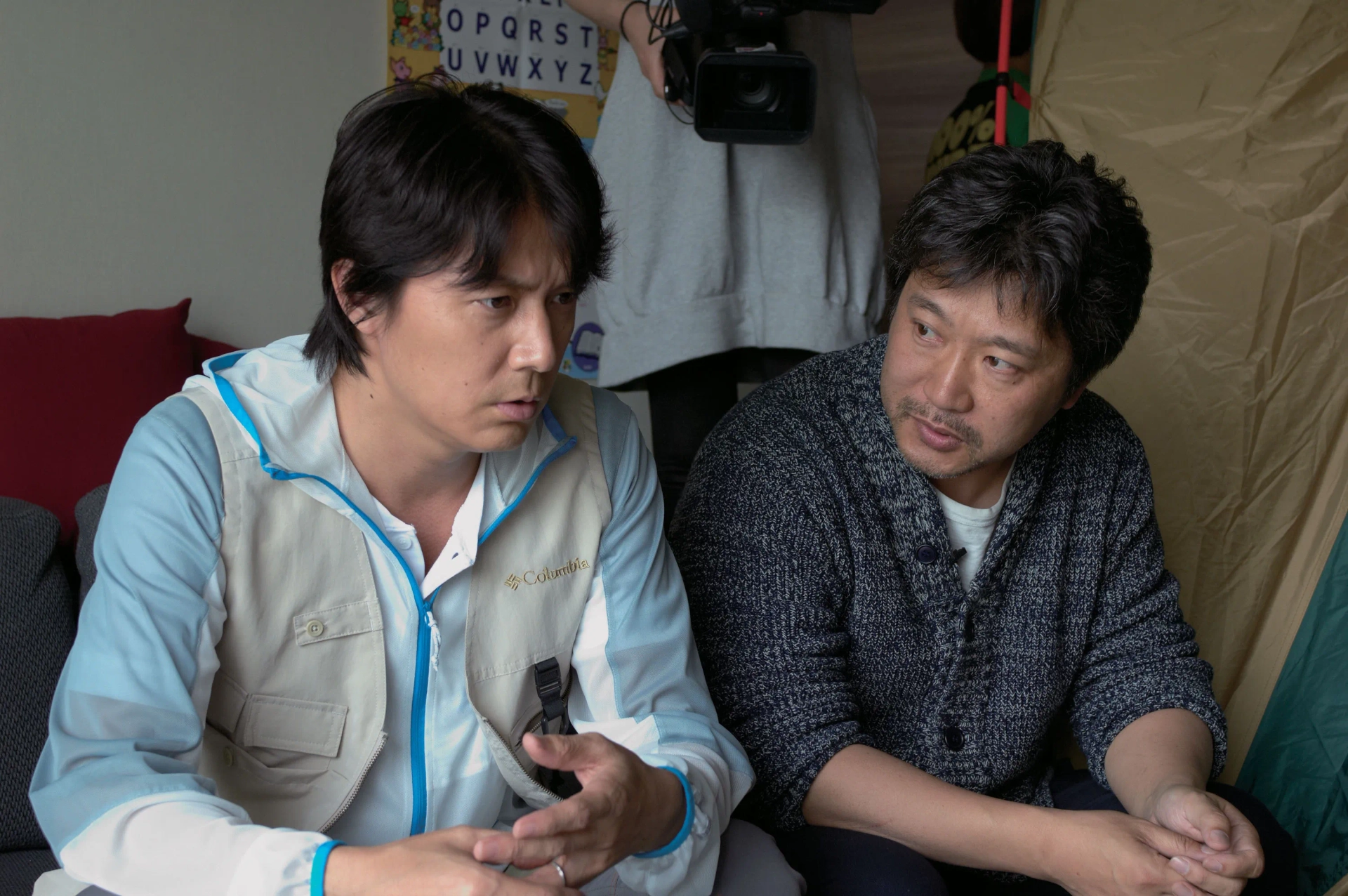 Masaharu Fukuyama and Hirokazu Koreeda in Like Father, Like Son (2013)