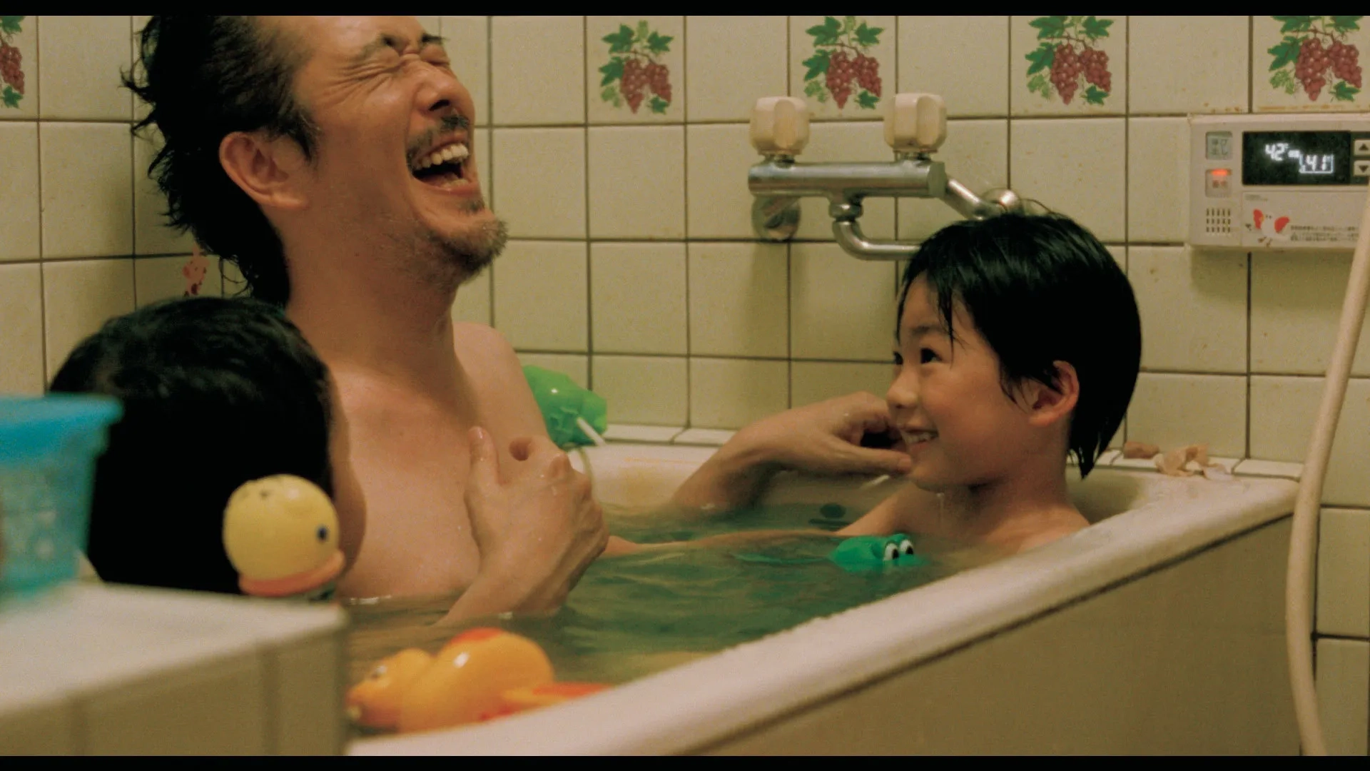 Lily Franky and Keita Ninomiya in Like Father, Like Son (2013)
