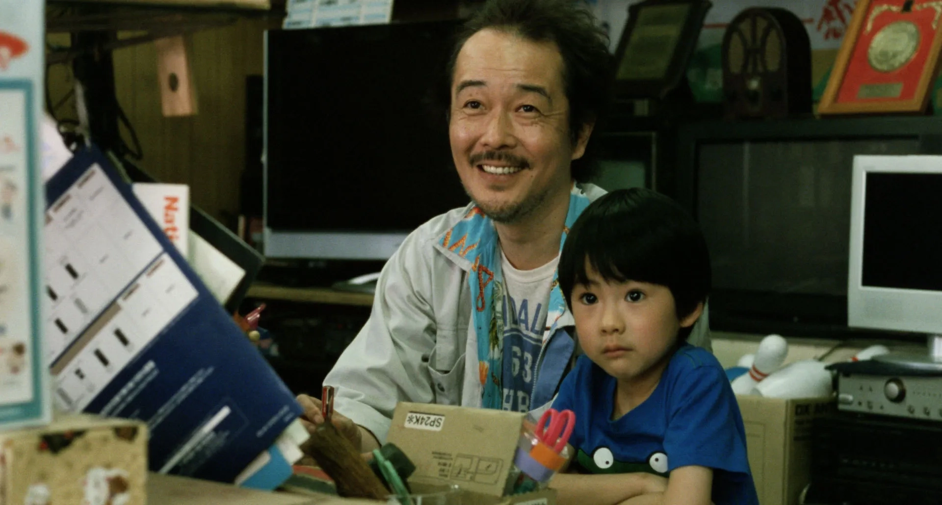 Lily Franky and Keita Ninomiya in Like Father, Like Son (2013)