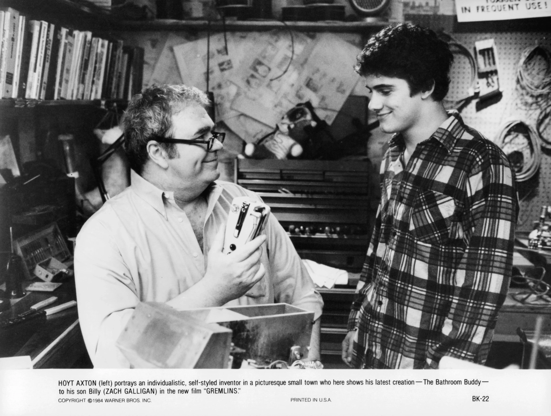 Hoyt Axton and Zach Galligan in Gremlins (1984)