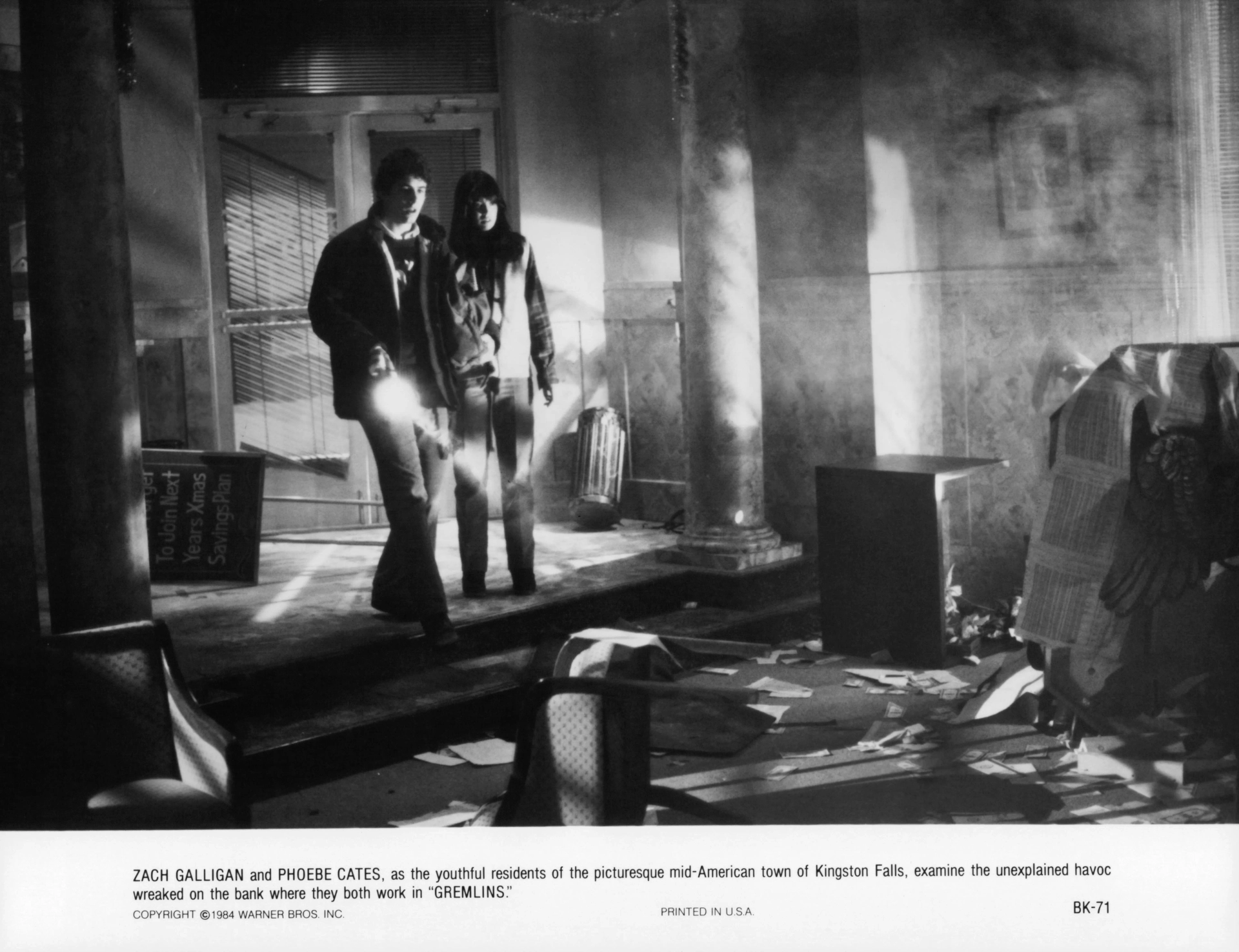 Phoebe Cates and Zach Galligan in Gremlins (1984)