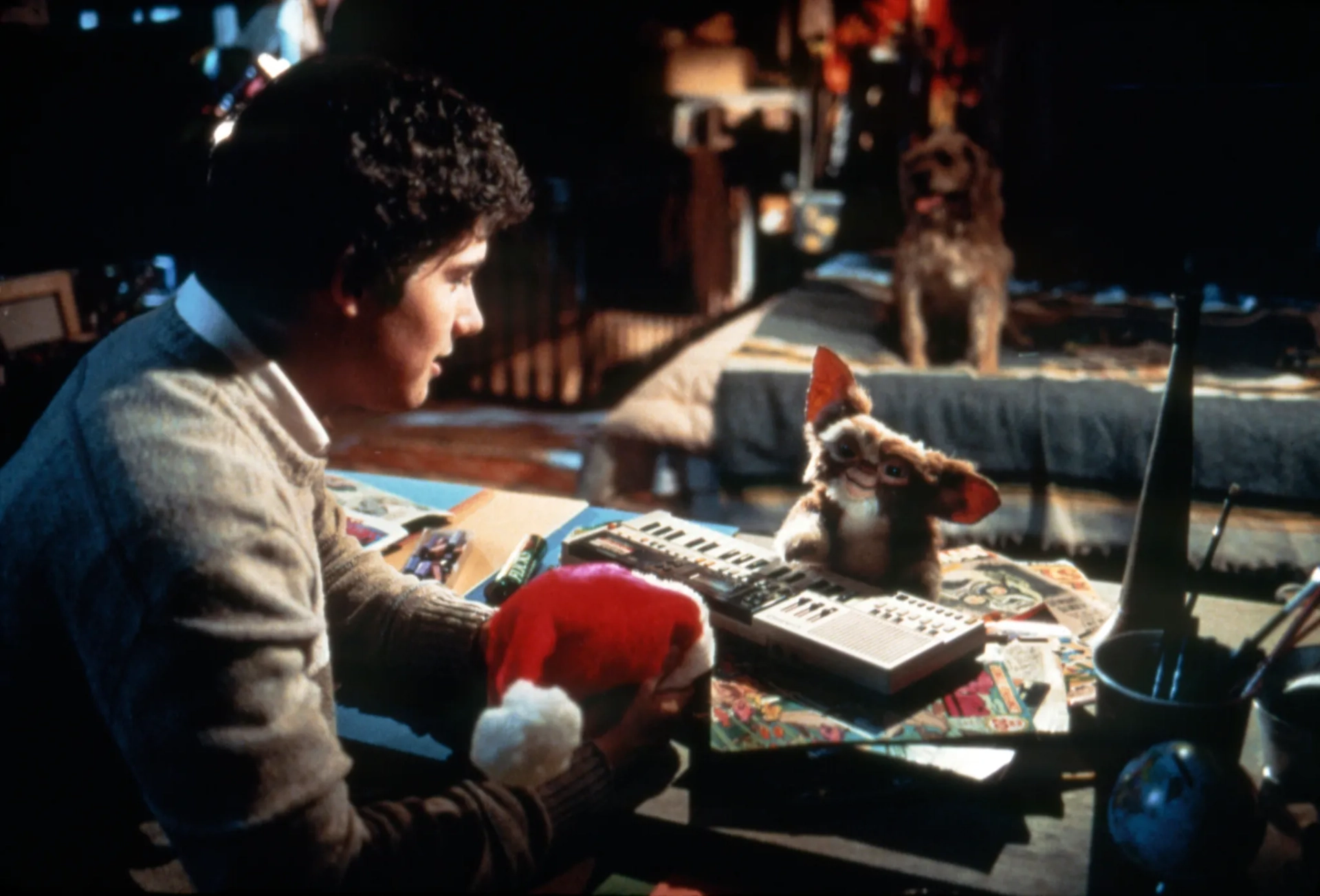 Zach Galligan, Howie Mandel, and Mushroom in Gremlins (1984)