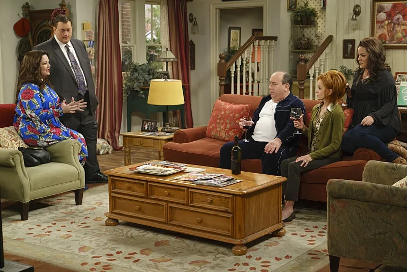 Swoosie Kurtz, Melissa McCarthy, Louis Mustillo, Billy Gardell, and Katy Mixon Greer in Mike & Molly (2010)