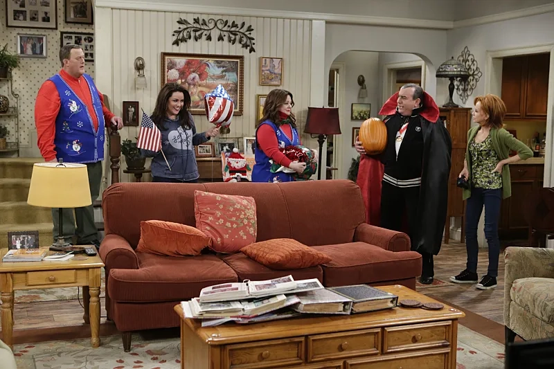 Swoosie Kurtz, Melissa McCarthy, Louis Mustillo, Billy Gardell, and Katy Mixon Greer in Mike & Molly (2010)