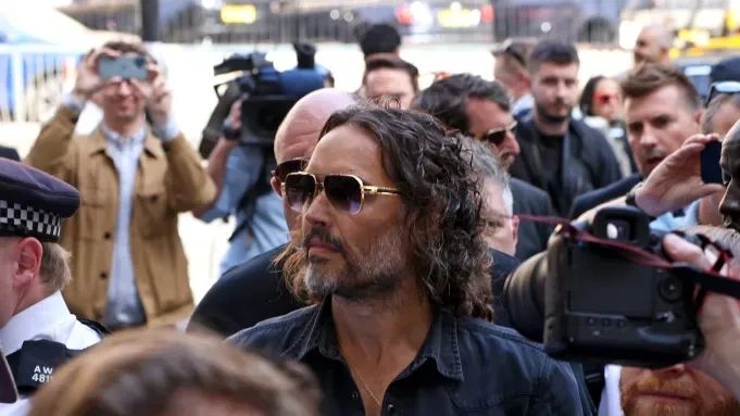 راسل برند در دادگاه لندن حاضر شد