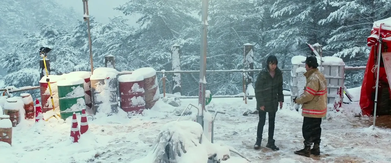 Bae Doona and Oh Dal-su in Tunnel (2016)