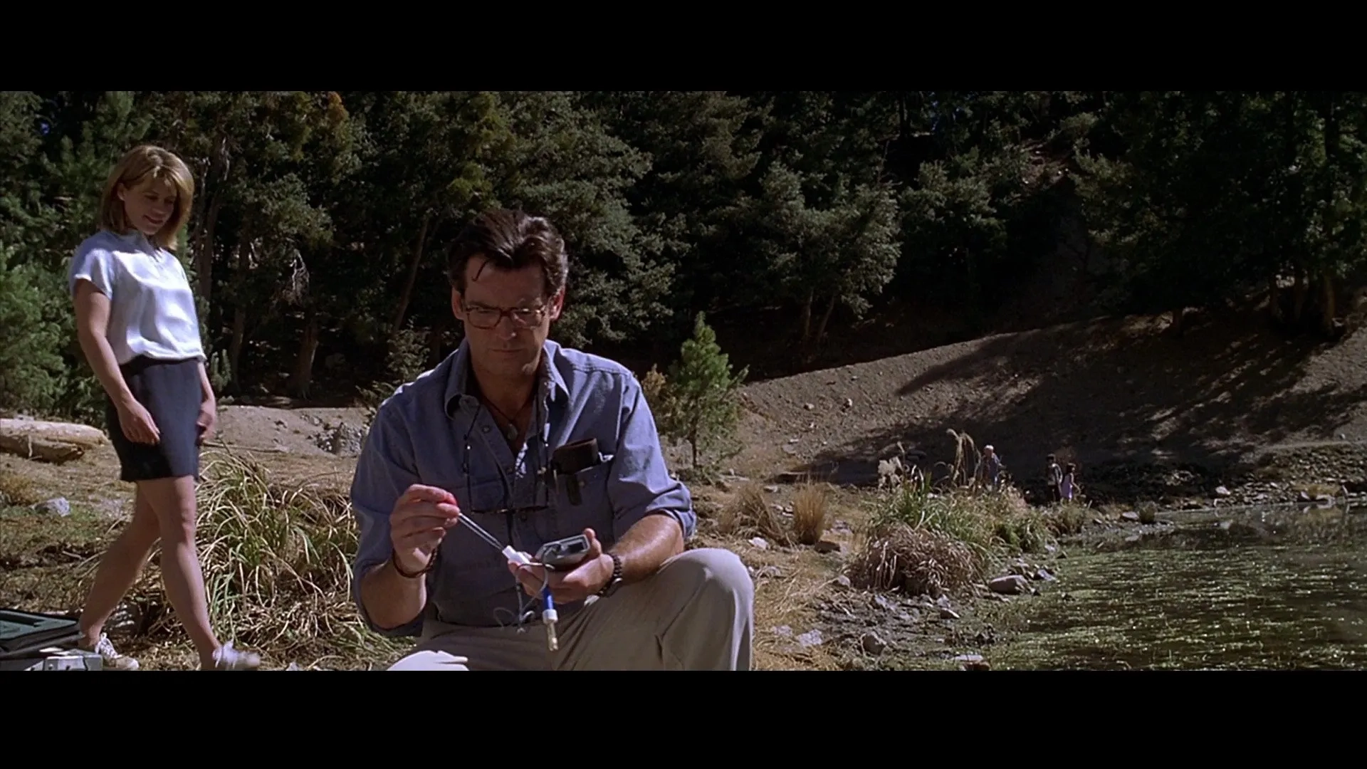 Pierce Brosnan and Linda Hamilton in Dante's Peak (1997)