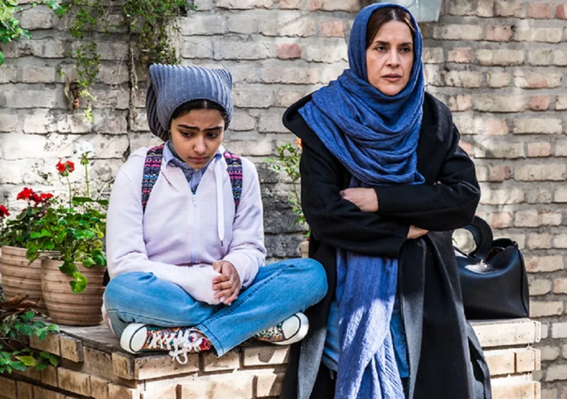 Nazanin Farahani and Setayesh Mahmoudi in Nabat (2019)