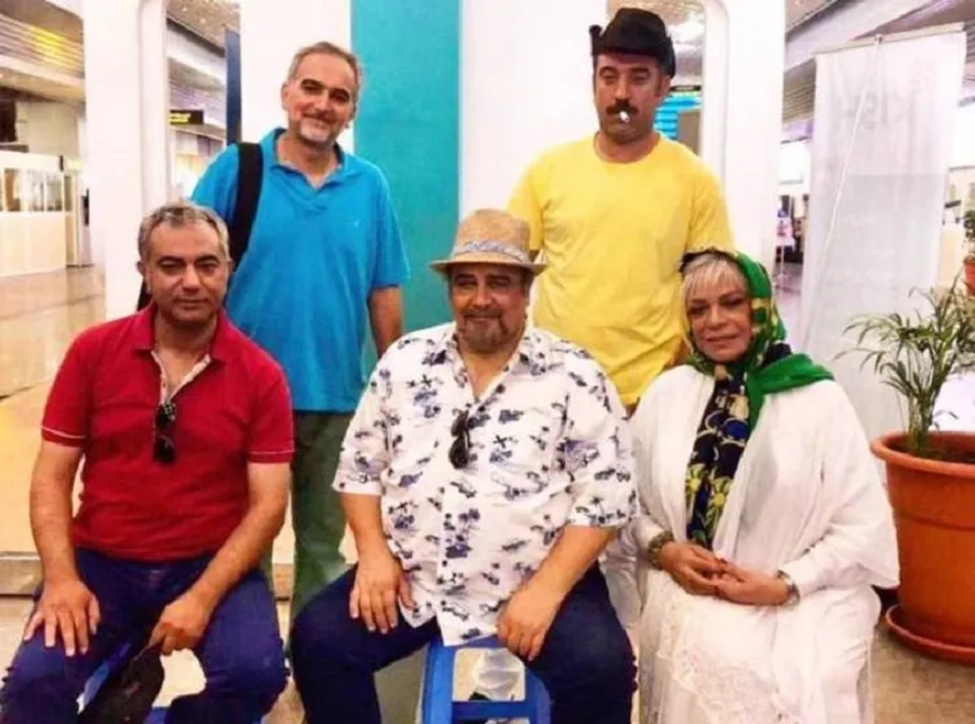 Gohar Kheirandish, Mohammad Reza Sharifinia, Mohammad Reza Hedayati, Bijan Banafshekhah, and Ali Ansarian in Wife's Club (2019)