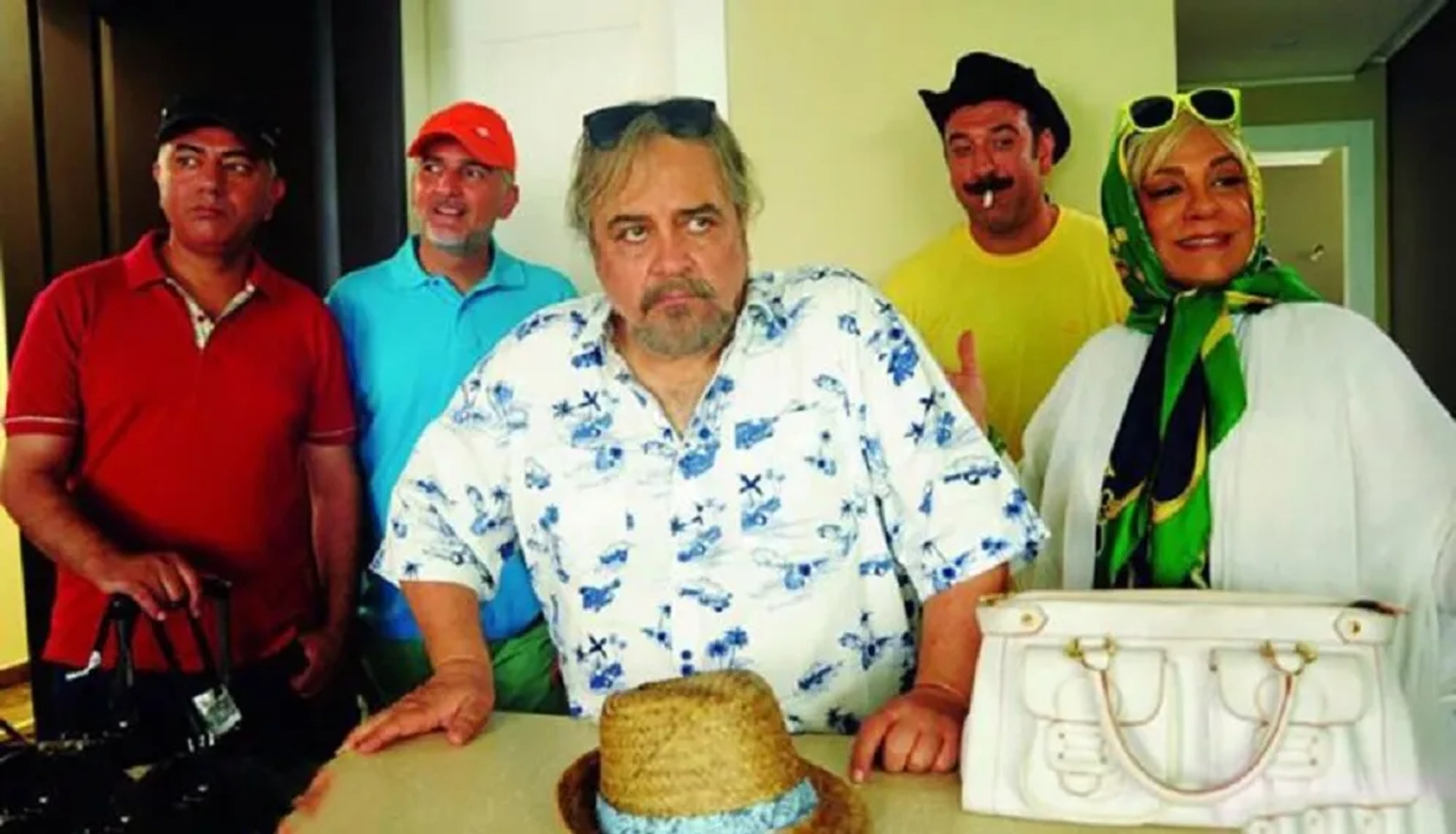 Gohar Kheirandish, Mohammad Reza Sharifinia, Mohammad Reza Hedayati, Bijan Banafshekhah, and Ali Ansarian in Wife's Club (2019)