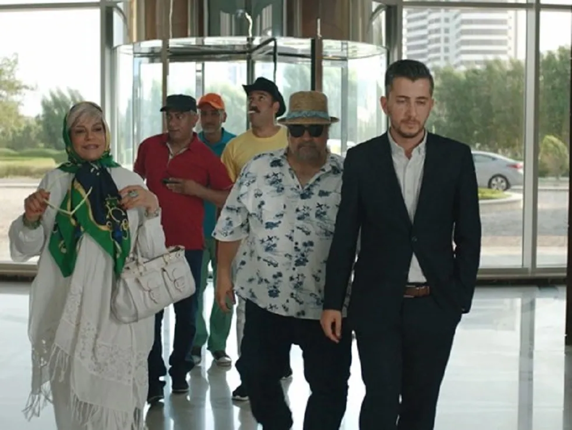 Gohar Kheirandish, Mohammad Reza Sharifinia, Mohammad Reza Hedayati, Bijan Banafshekhah, and Ali Ansarian in Wife's Club (2019)