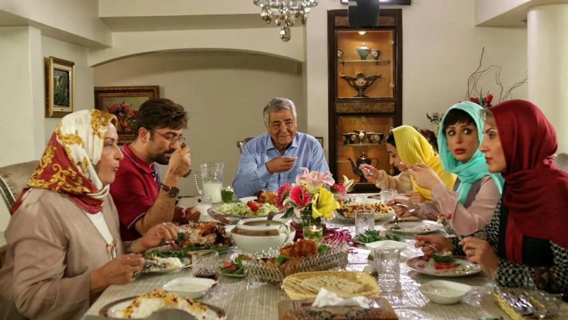 Maryam Amirjallali, Niousha Zeighami, and Majid Salehi in Cousins (2017)