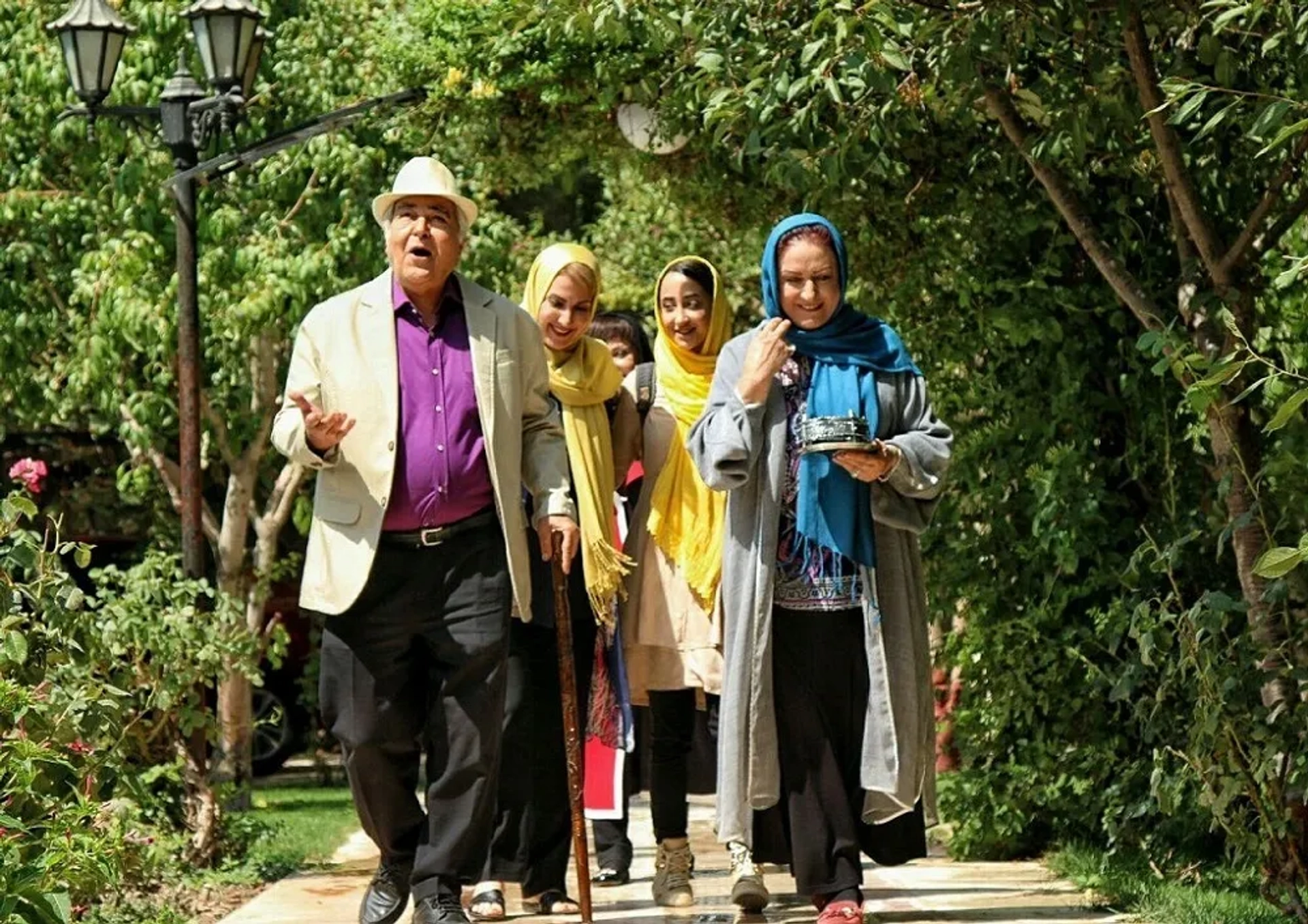Maryam Amirjallali and Niousha Zeighami in Cousins (2017)