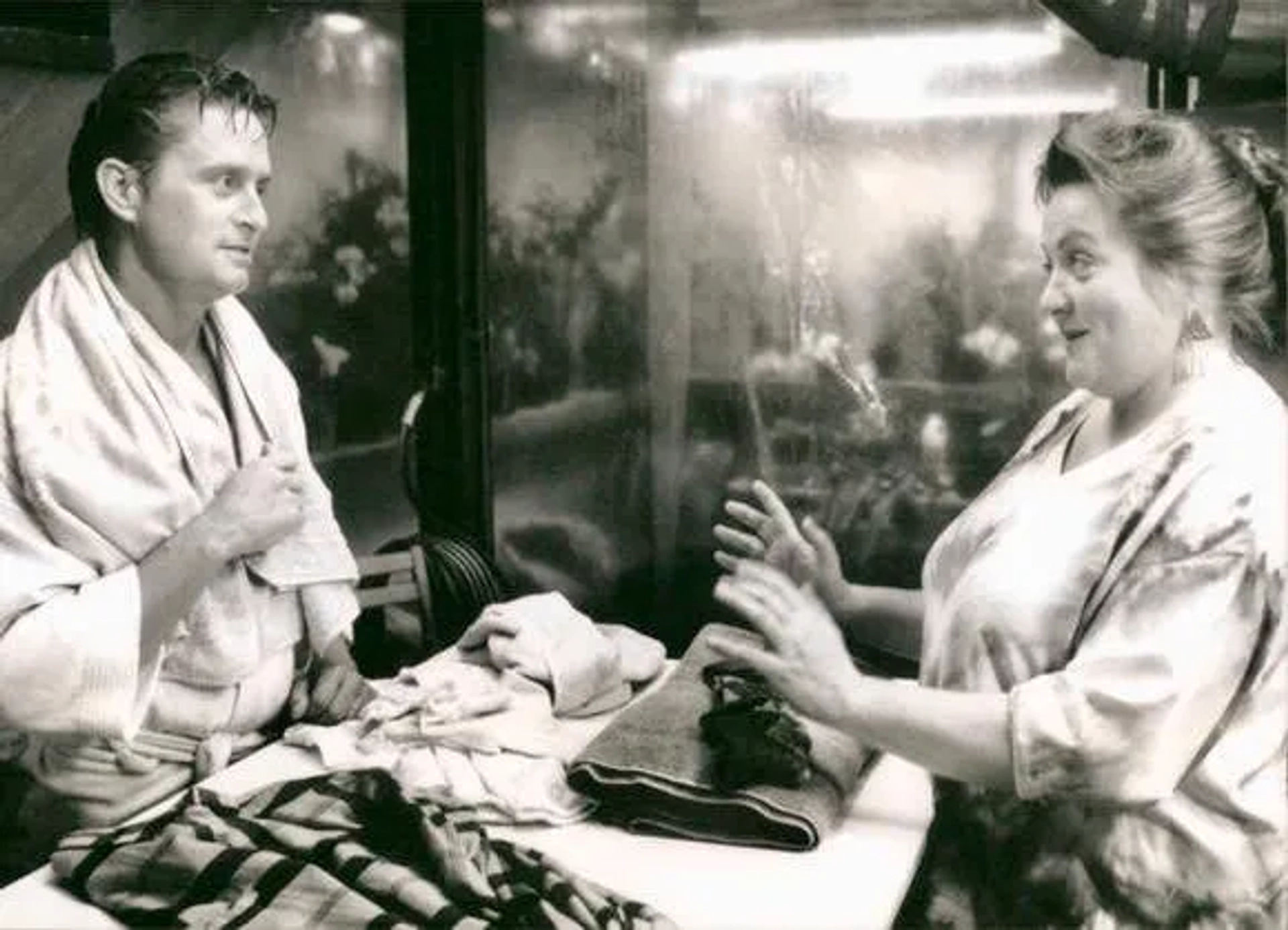 Michael Douglas and Marianne Sägebrecht in The War of the Roses (1989)