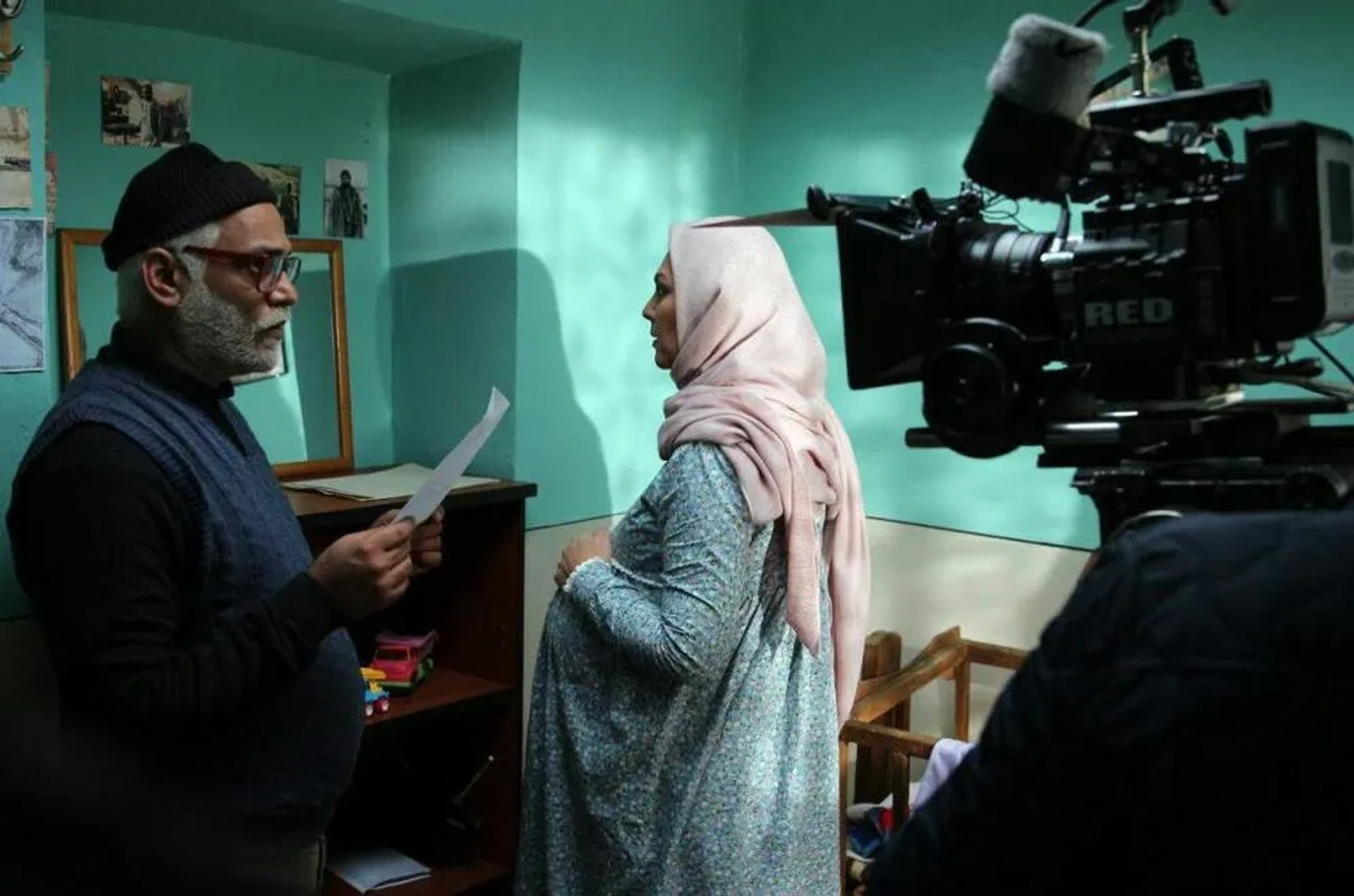Lale Eskandari and Nader Fallah in Fish Lake (2017)