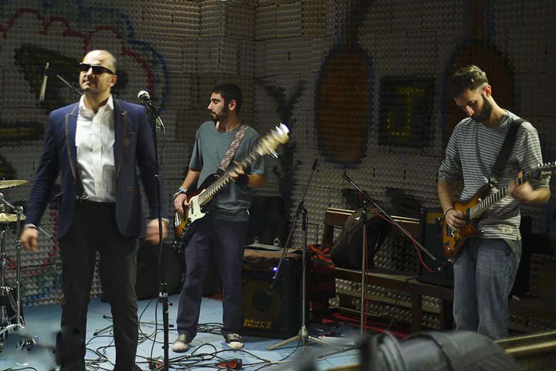 Hamed Komaily in Walking on String (2017)
