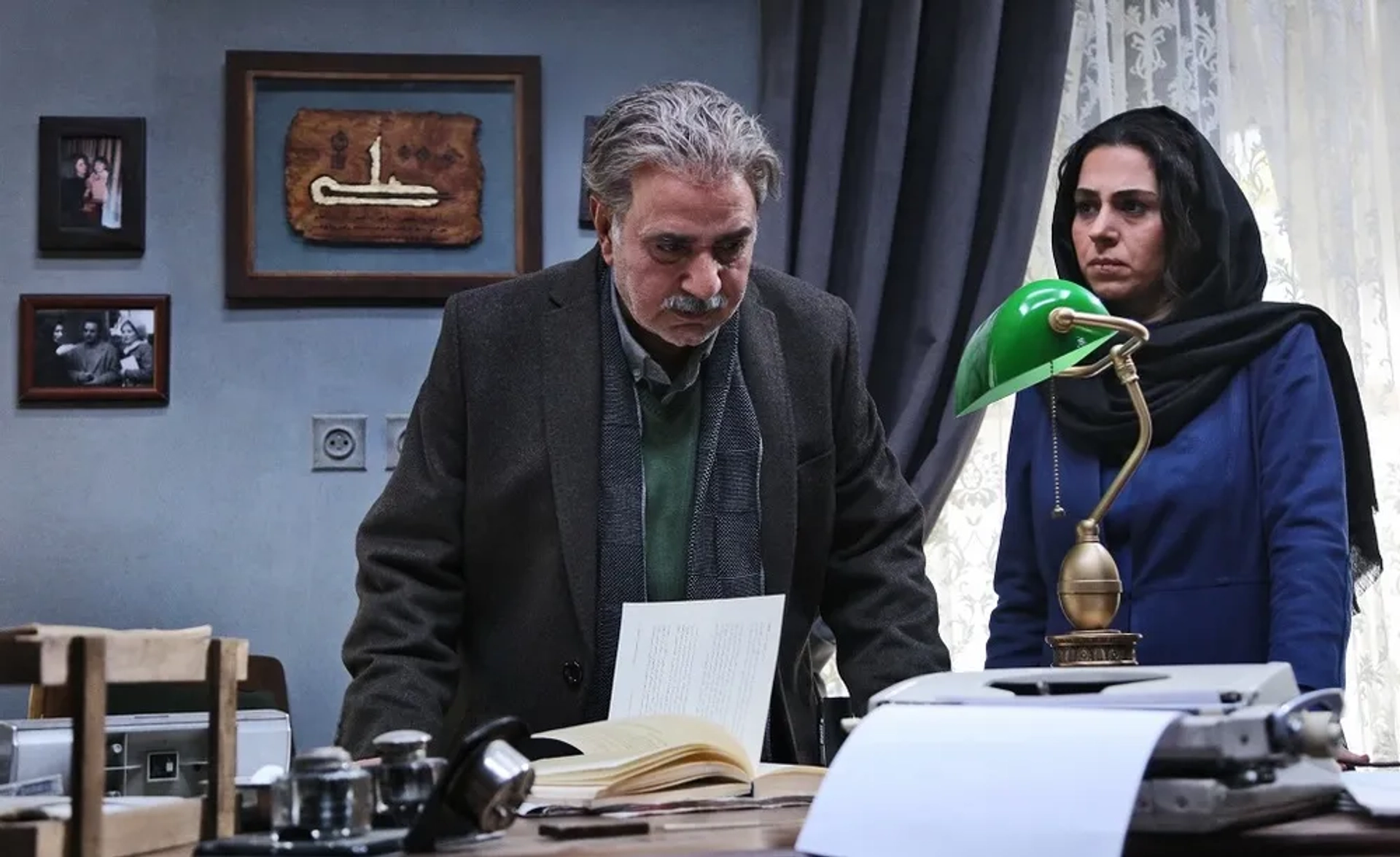 Parviz Parastui and Tina Pakravan in House of Paper (2017)