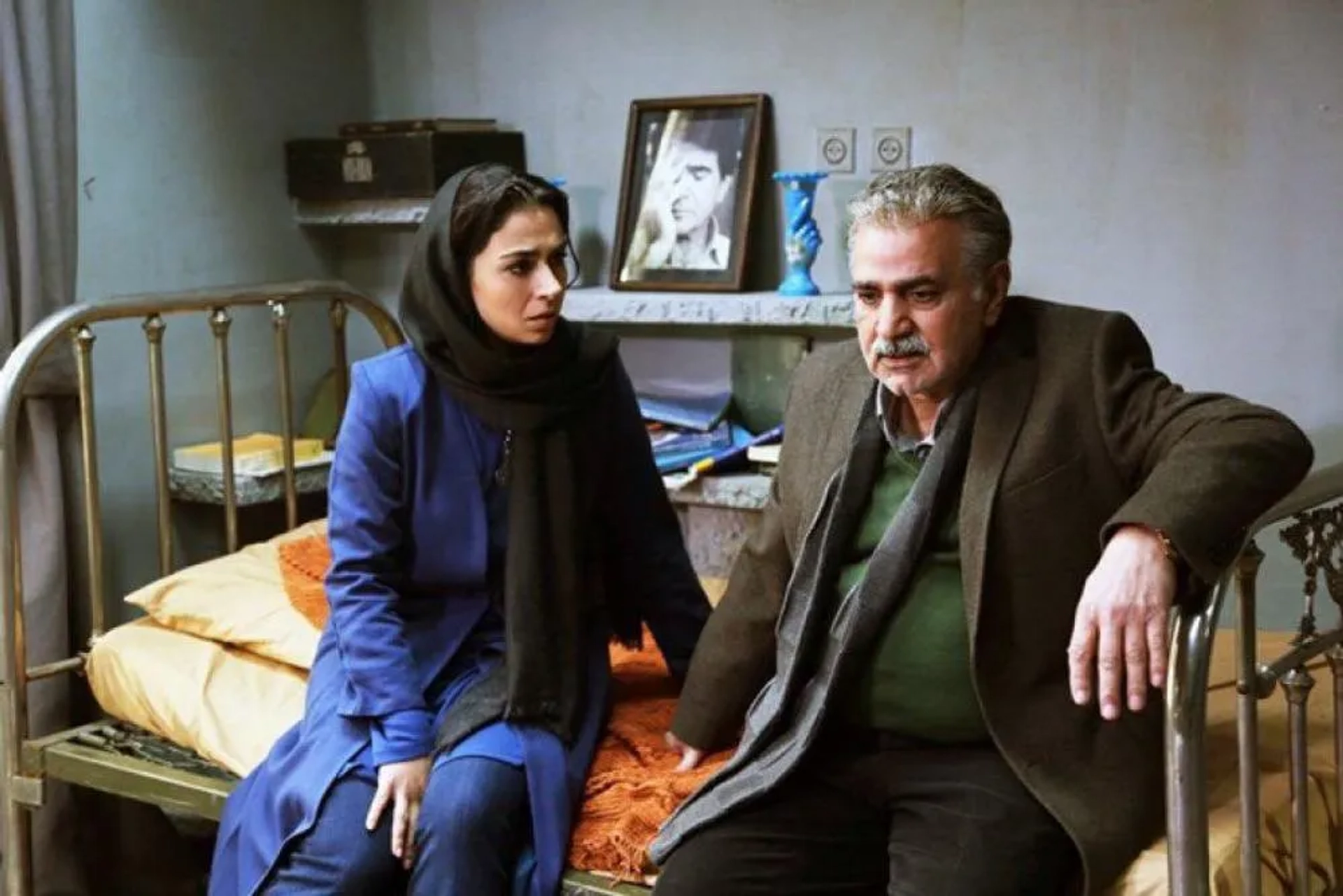 Parviz Parastui and Tina Pakravan in House of Paper (2017)