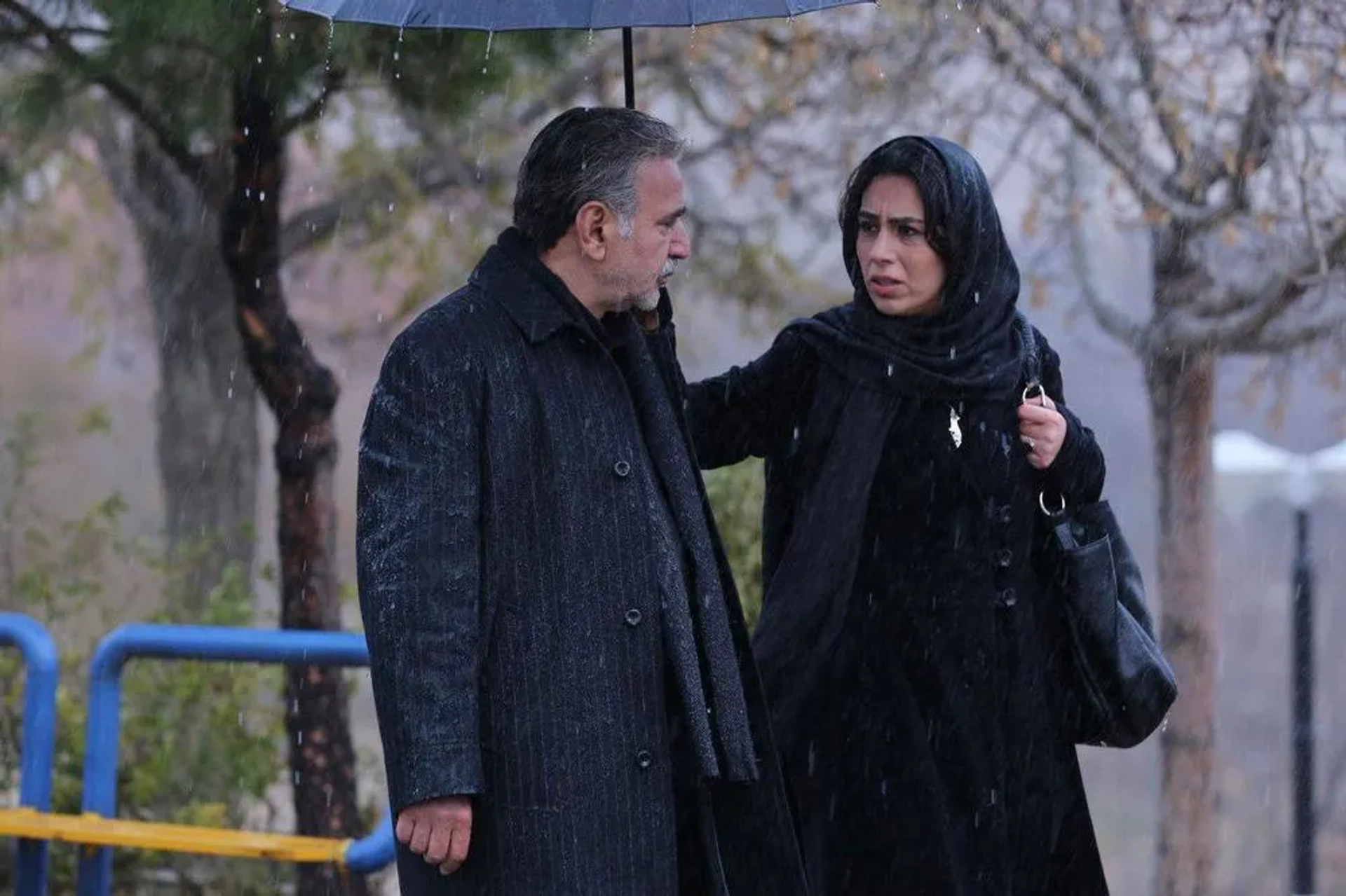Parviz Parastui and Tina Pakravan in House of Paper (2017)