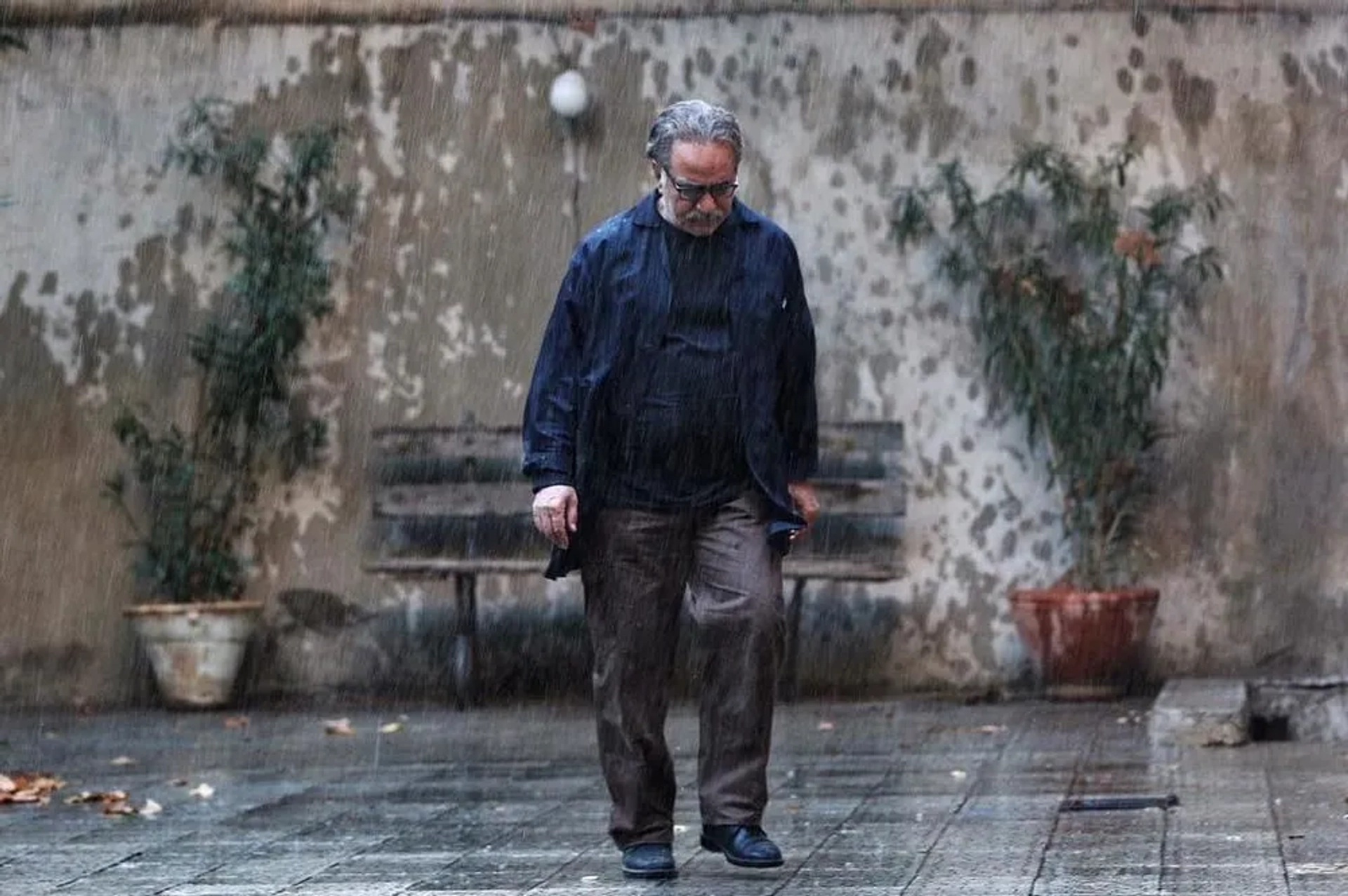 Parviz Parastui in House of Paper (2017)