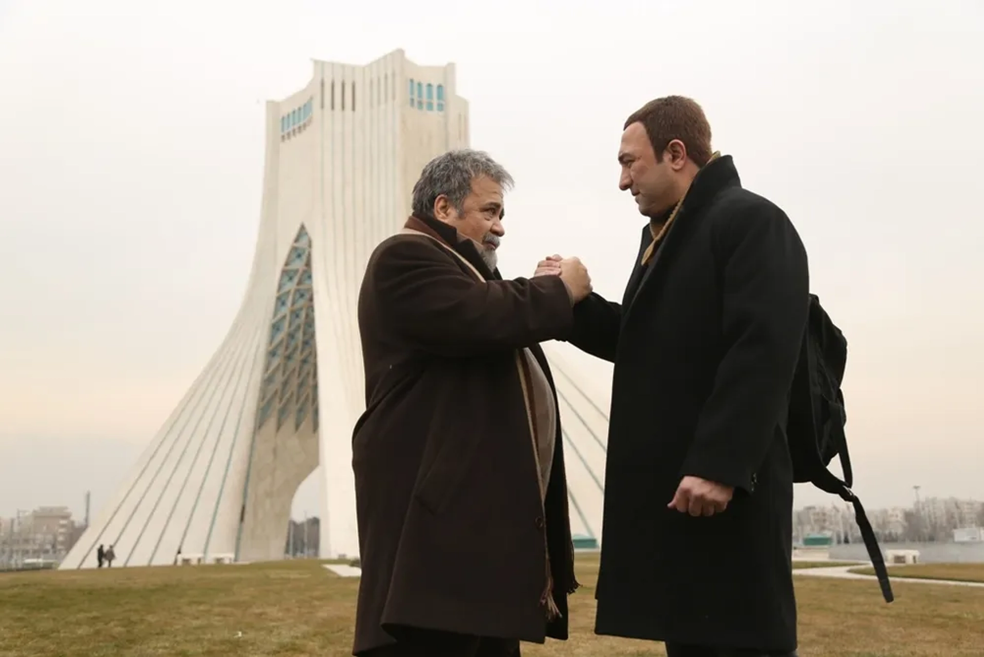 Mohammad Reza Sharifinia and Majid Salehi in Three Strangers (2017)