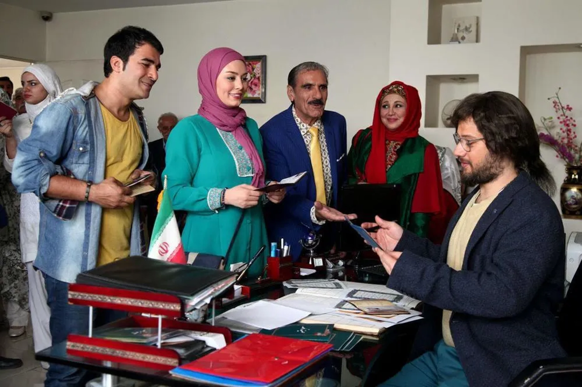 Reza Naji, Yousef Teymouri, Behnoosh Bakhtiari, Ali Sadeghi, and Sahar Ghoreishi in Don't Step Into My Shoes (2017)