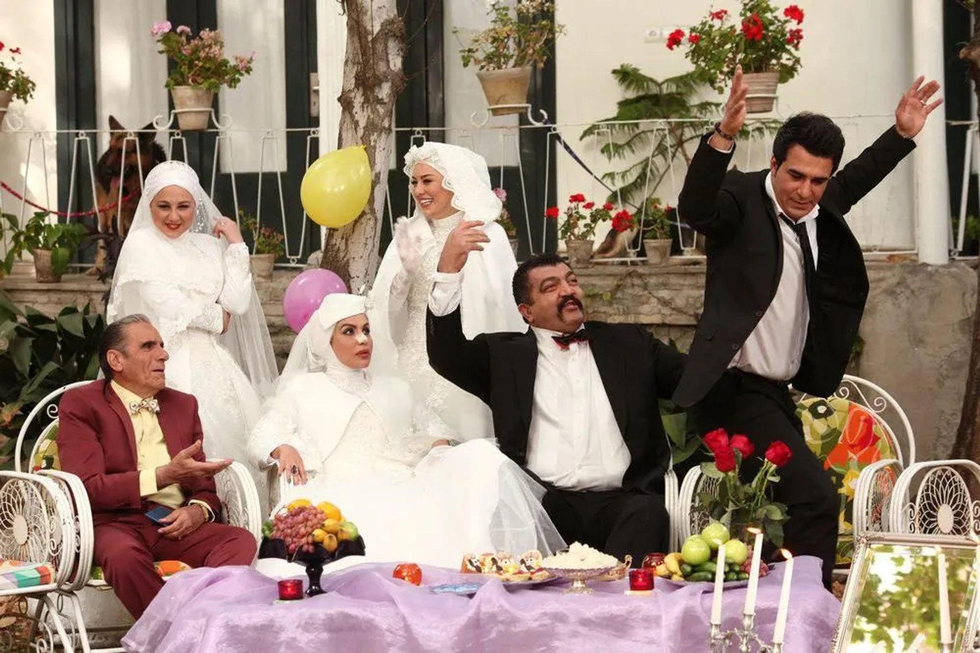 Reza Naji, Yousef Teymouri, Behnoosh Bakhtiari, Sahar Ghoreishi, and Ahmad Irandoust in Don't Step Into My Shoes (2017)