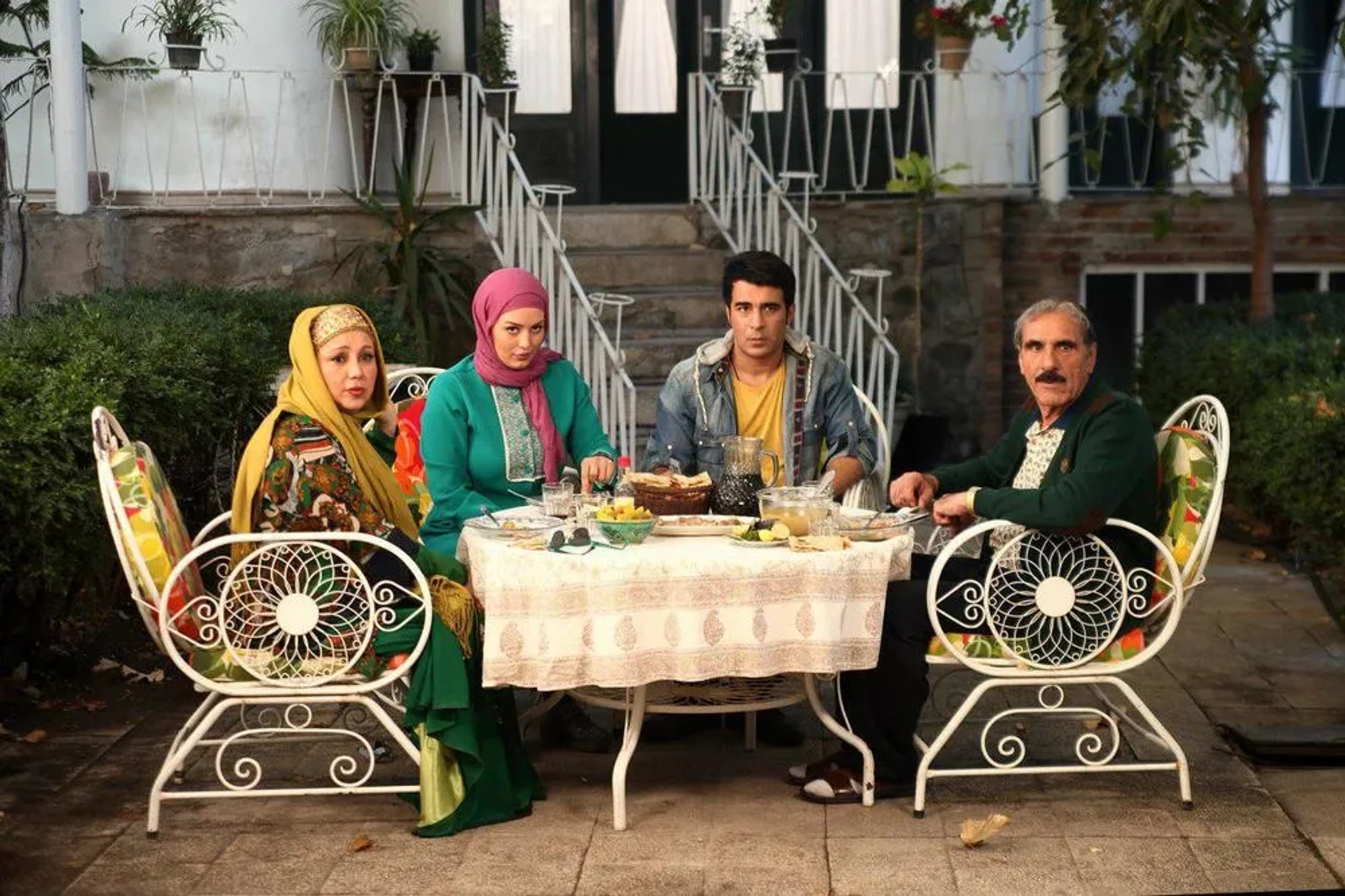 Reza Naji, Yousef Teymouri, Behnoosh Bakhtiari, and Sahar Ghoreishi in Don't Step Into My Shoes (2017)