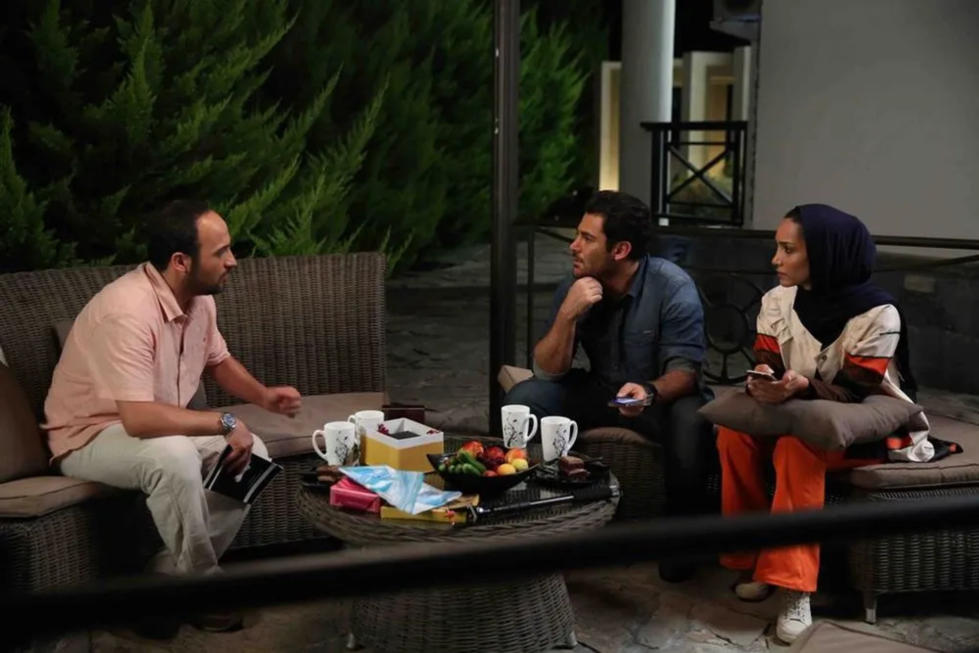 Mohammad Reza Golzar, Khatereh Asadi, and Ali Sarabi in Drought and Lie (2016)
