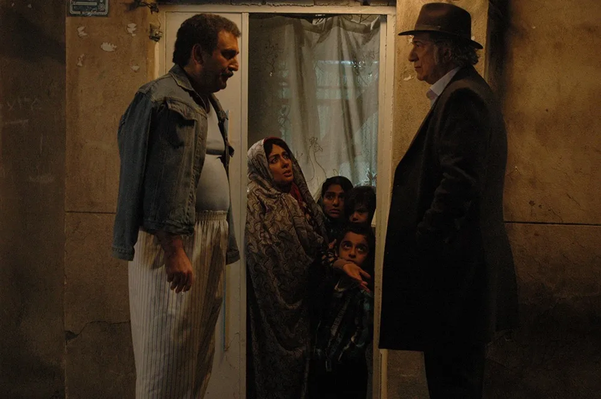 Atila Pesiani, Yekta Naser, Mehran Ahmadi, and Rojin Rahimi-Tehrani in Simple Worker Needed (2017)