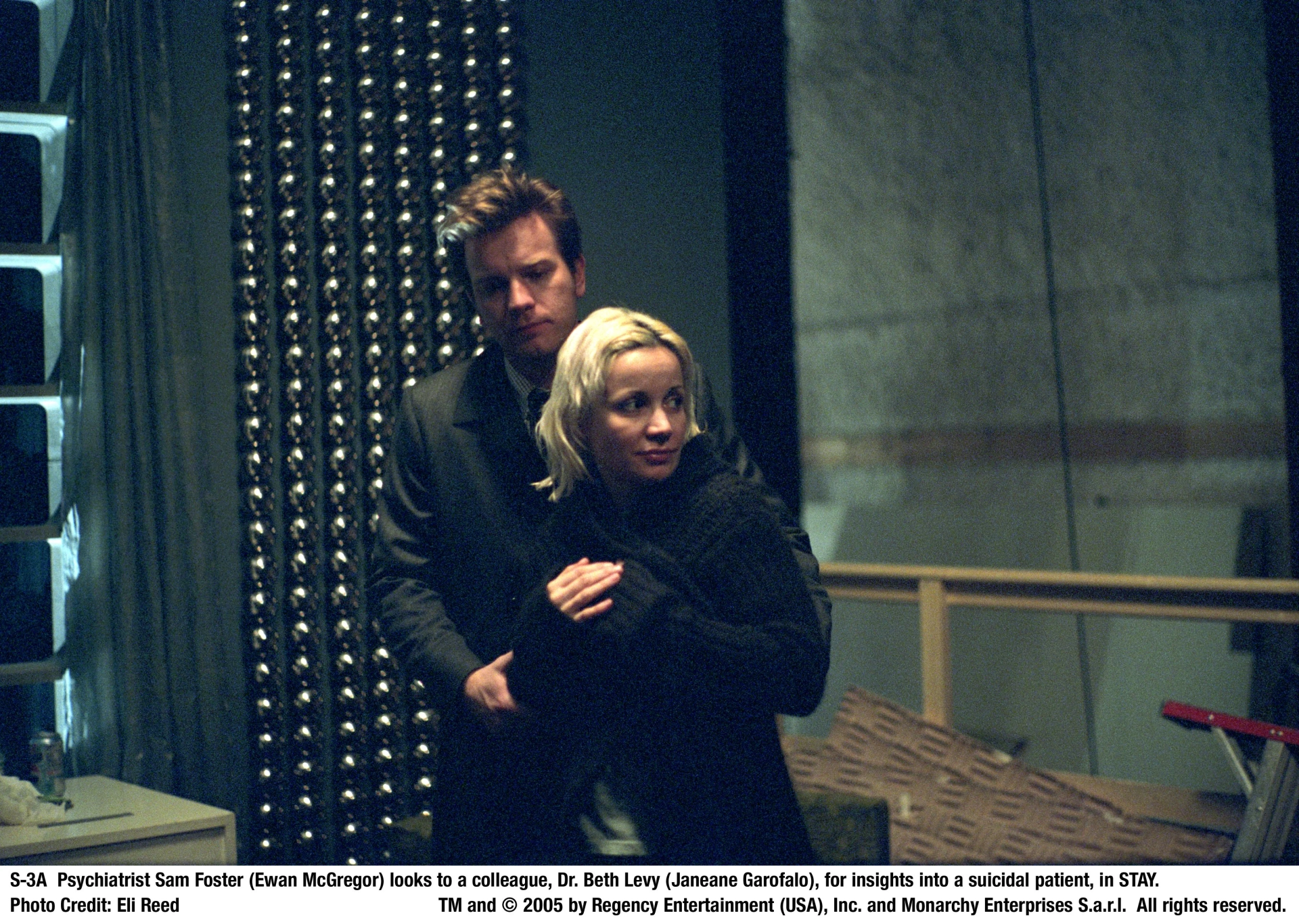 Ewan McGregor and Janeane Garofalo in Stay (2005)