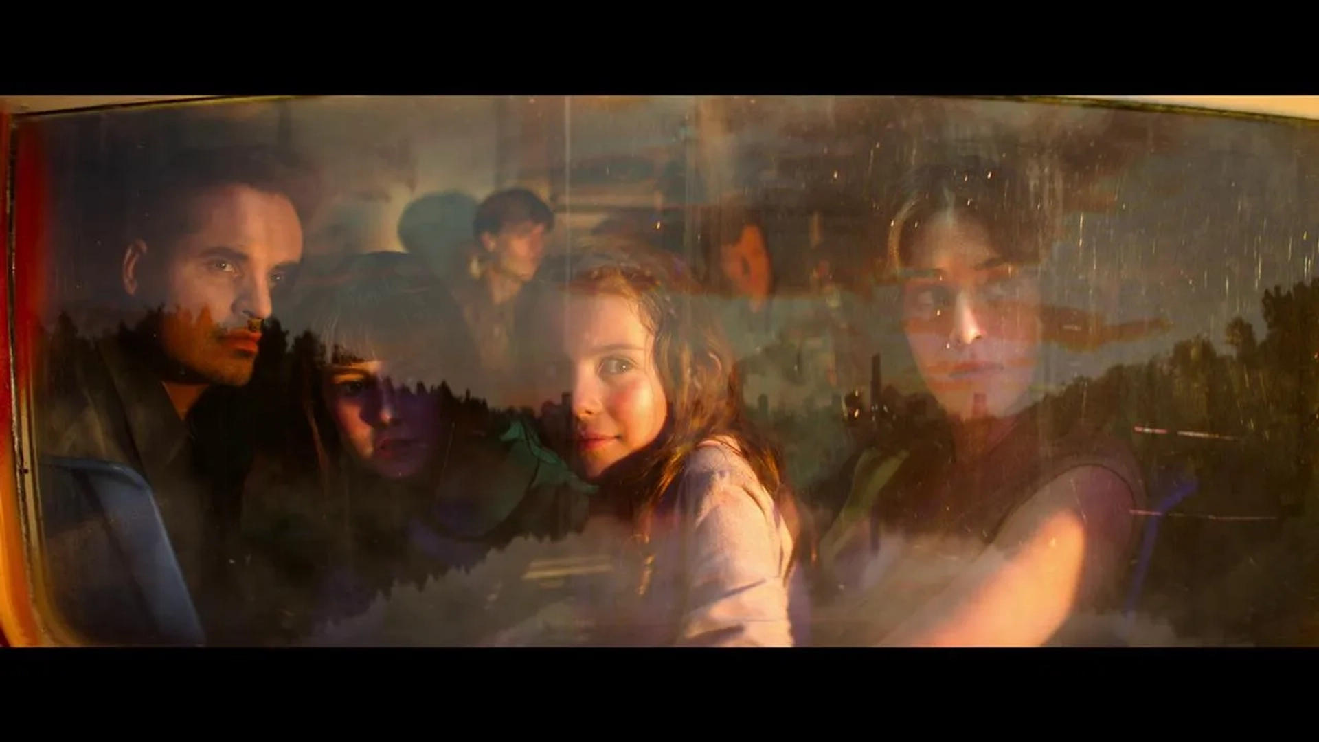 Lizzy Caplan, Michael Peña, Amelia Crouch, and Erica Tremblay in Extinction (2018)