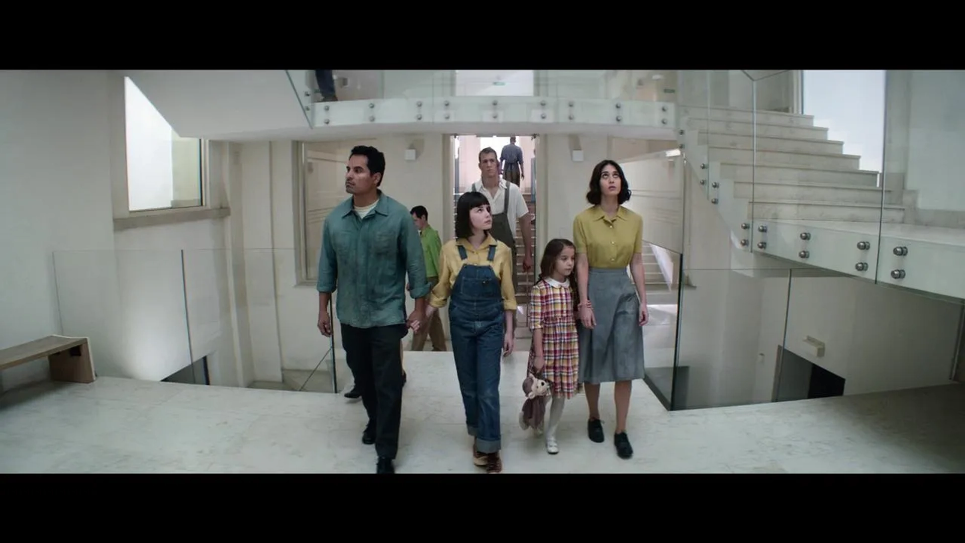 Lizzy Caplan, Michael Peña, Amelia Crouch, and Erica Tremblay in Extinction (2018)